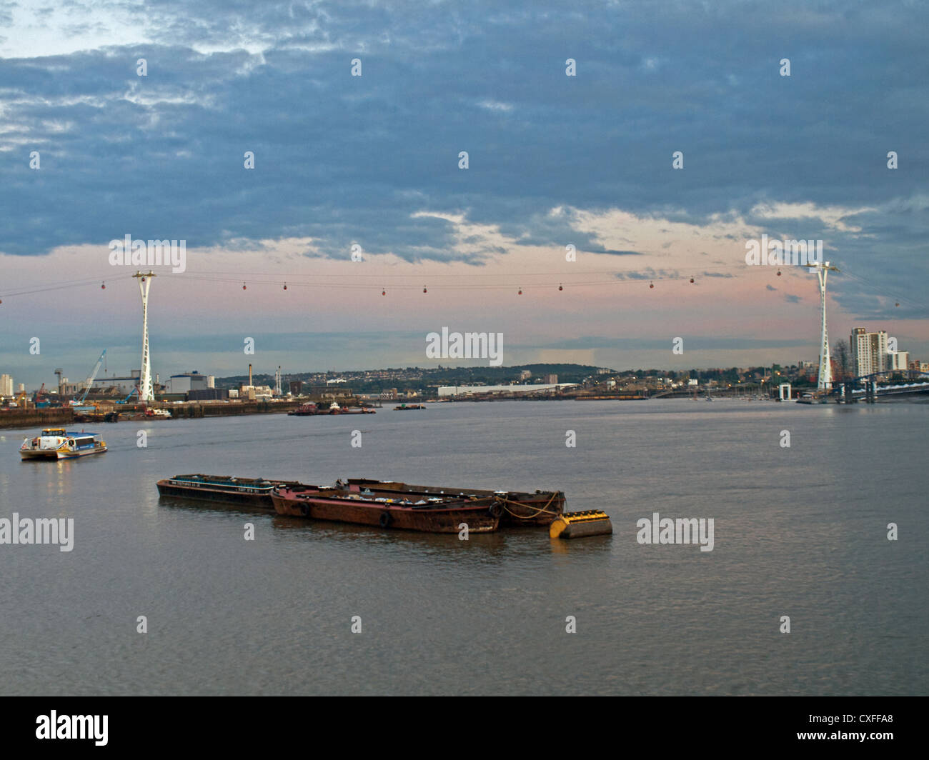 Vista tramonto degli Emirati di linea ad aria, London il primo cavo di sistema auto mostra fiume Thames, London, England, Regno Unito Foto Stock