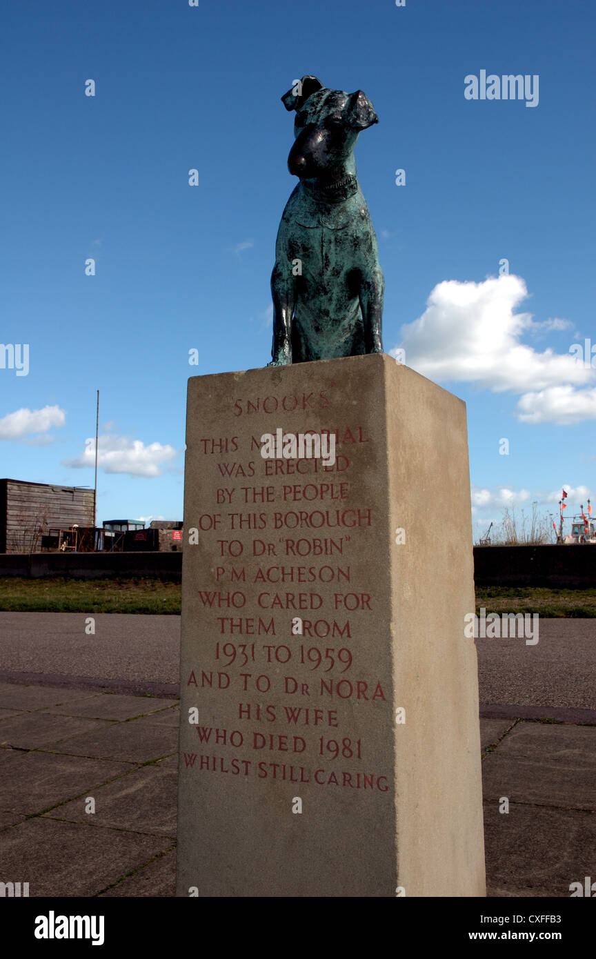 Statua di Snooks il cane sul lungomare di Aldeburgh, Suffolk Foto Stock