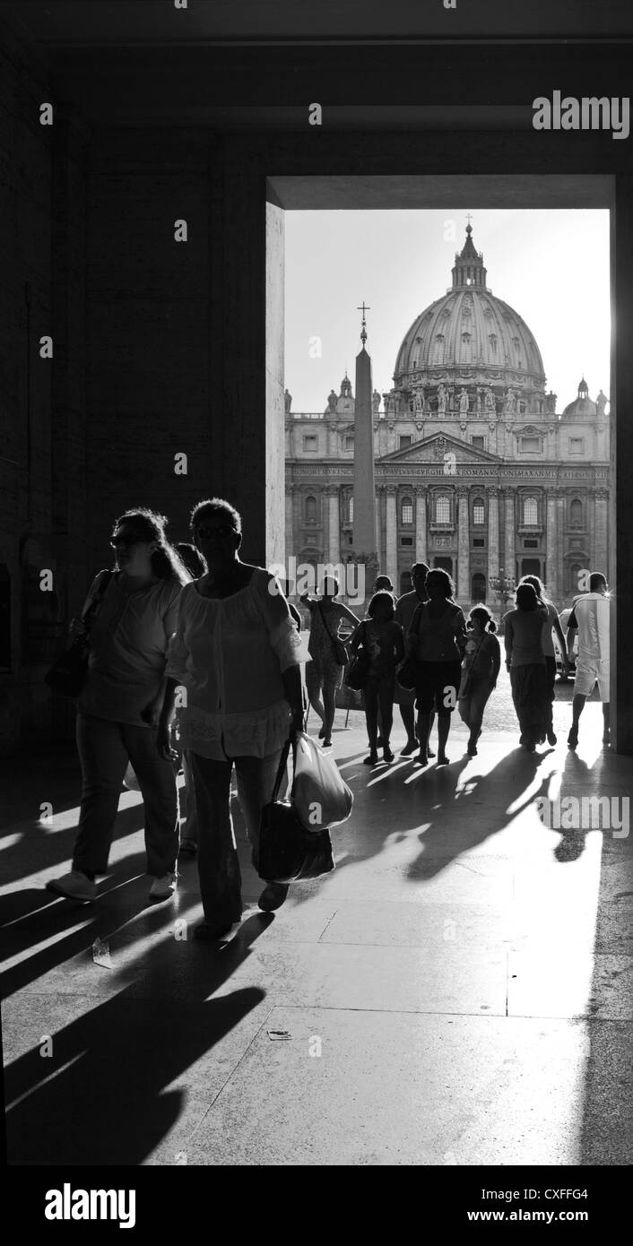 I turisti incorniciato davanti Basilica di San Pietro, Vaticano, Roma. Foto Stock