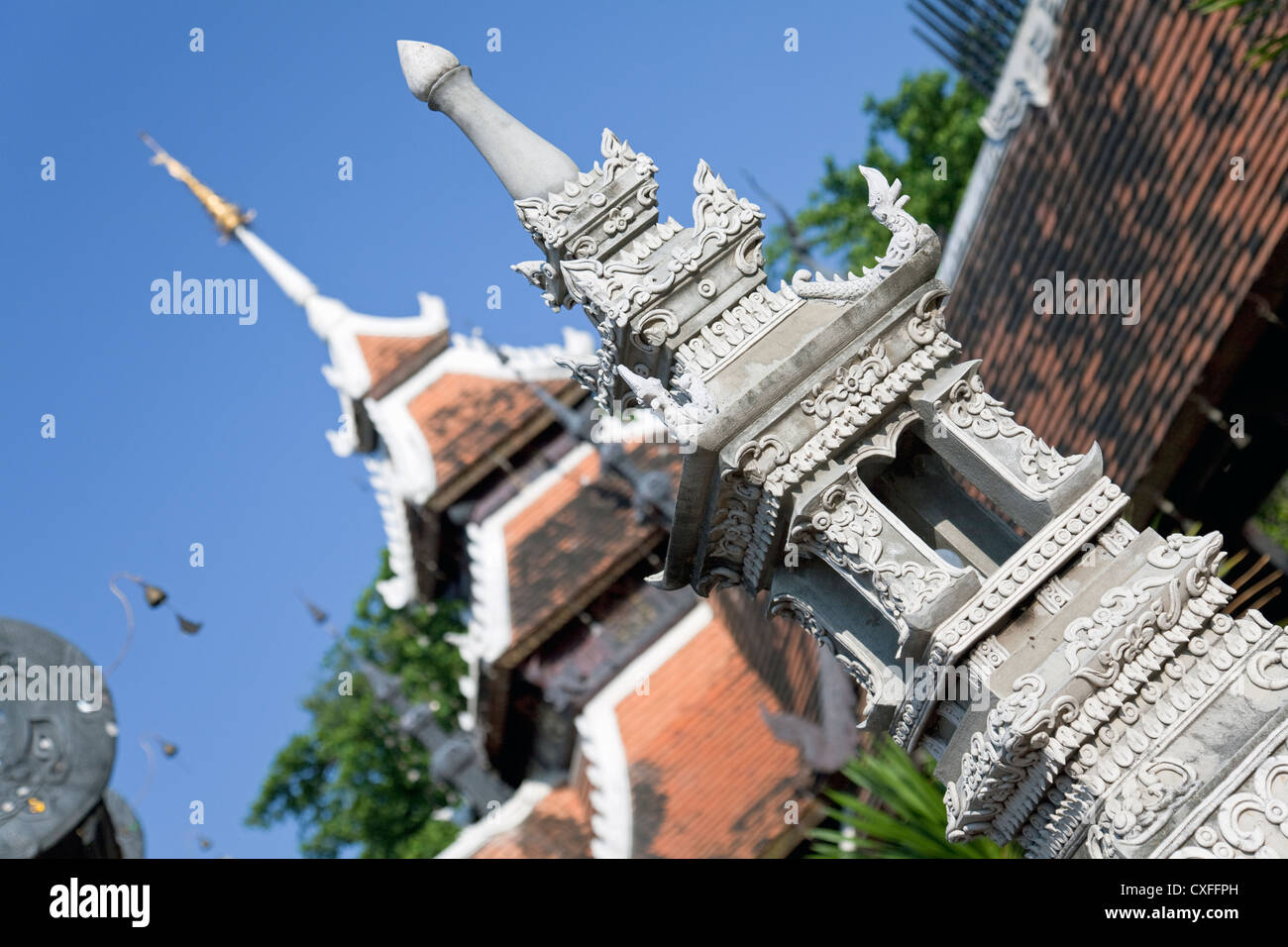 Pagoda e pietra intagliata decorazione, Wat Chedi Luang, Chiang Mai, Thailandia Foto Stock