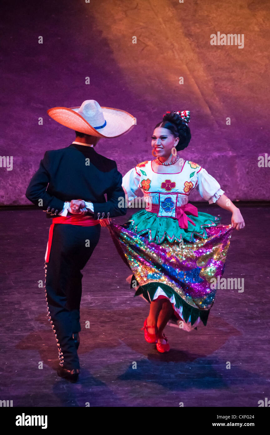 Ballerini in tradizionale abito messicano a Xcaret Messico cena spettacolari show; Xcaret theme park, Riviera Maya, Messico. Foto Stock
