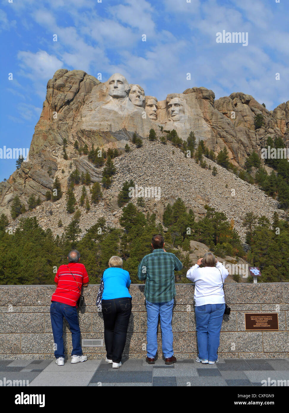 Per turisti in cerca a Mount Rushmore, Dakota del Sud Foto Stock