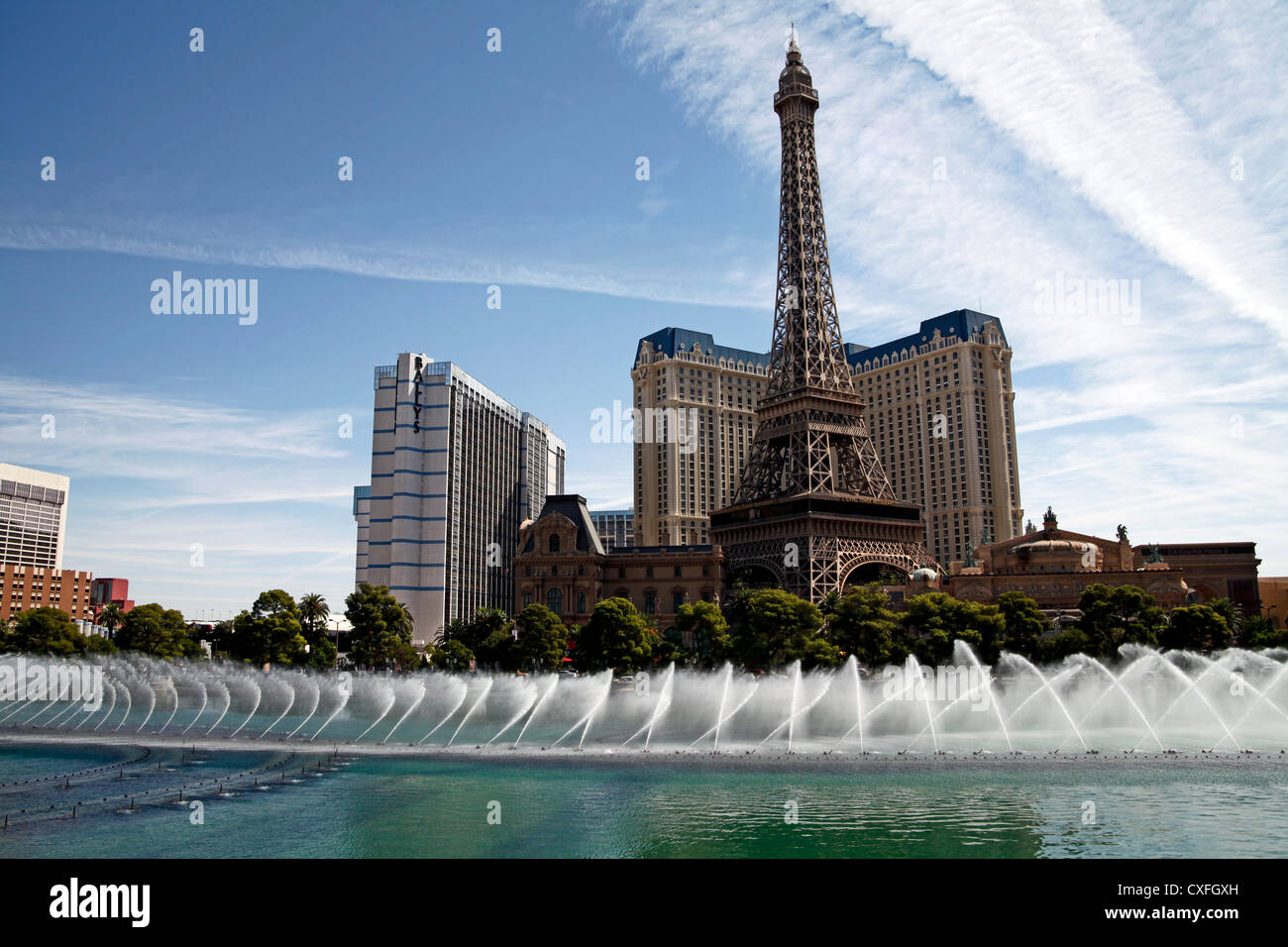 Vista del Paris Hotel di Las Vegas, Nevada, USA, visto oltre l'acqua mostrano al Bellagio Hotel Foto Stock