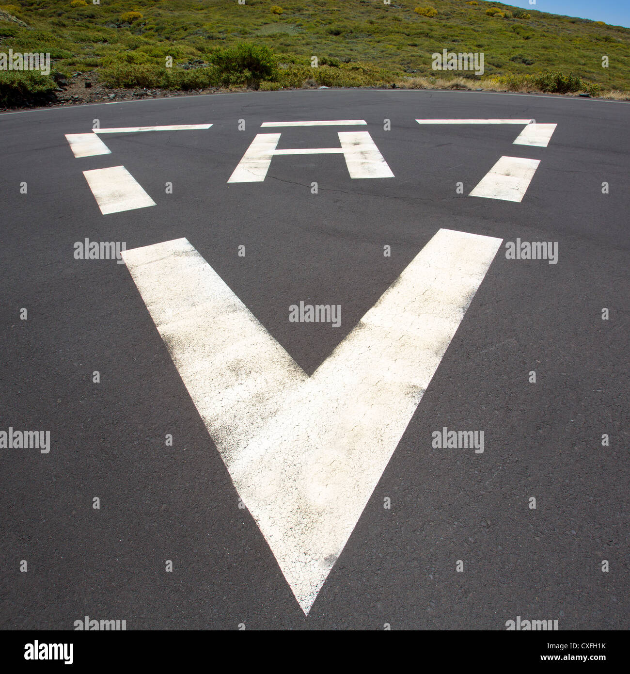 Eliporto triangolo bianco verniciato di suolo accedi marciapiede Foto Stock