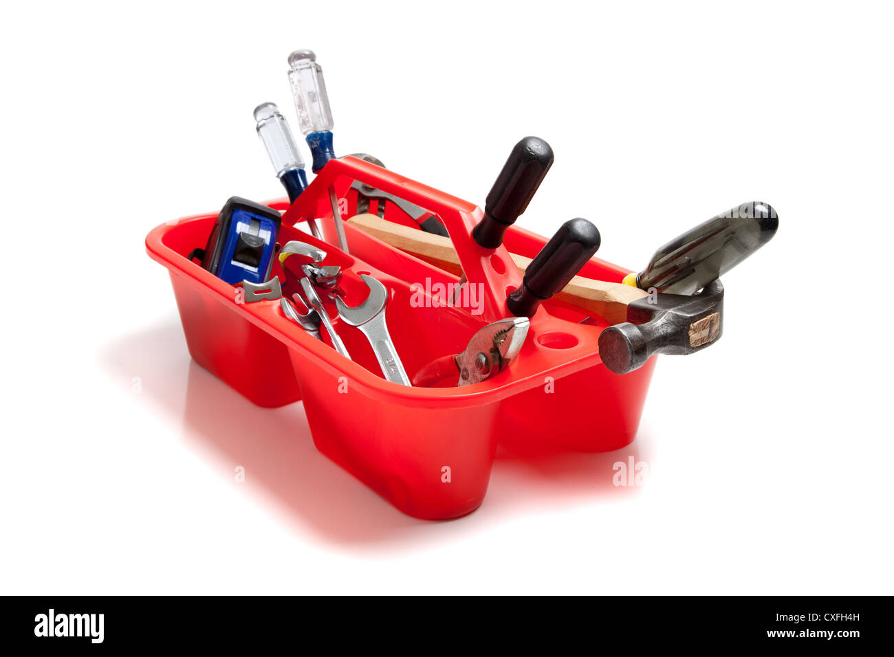 Un vassoio di rosso pieno di strumenti su sfondo bianco Foto Stock
