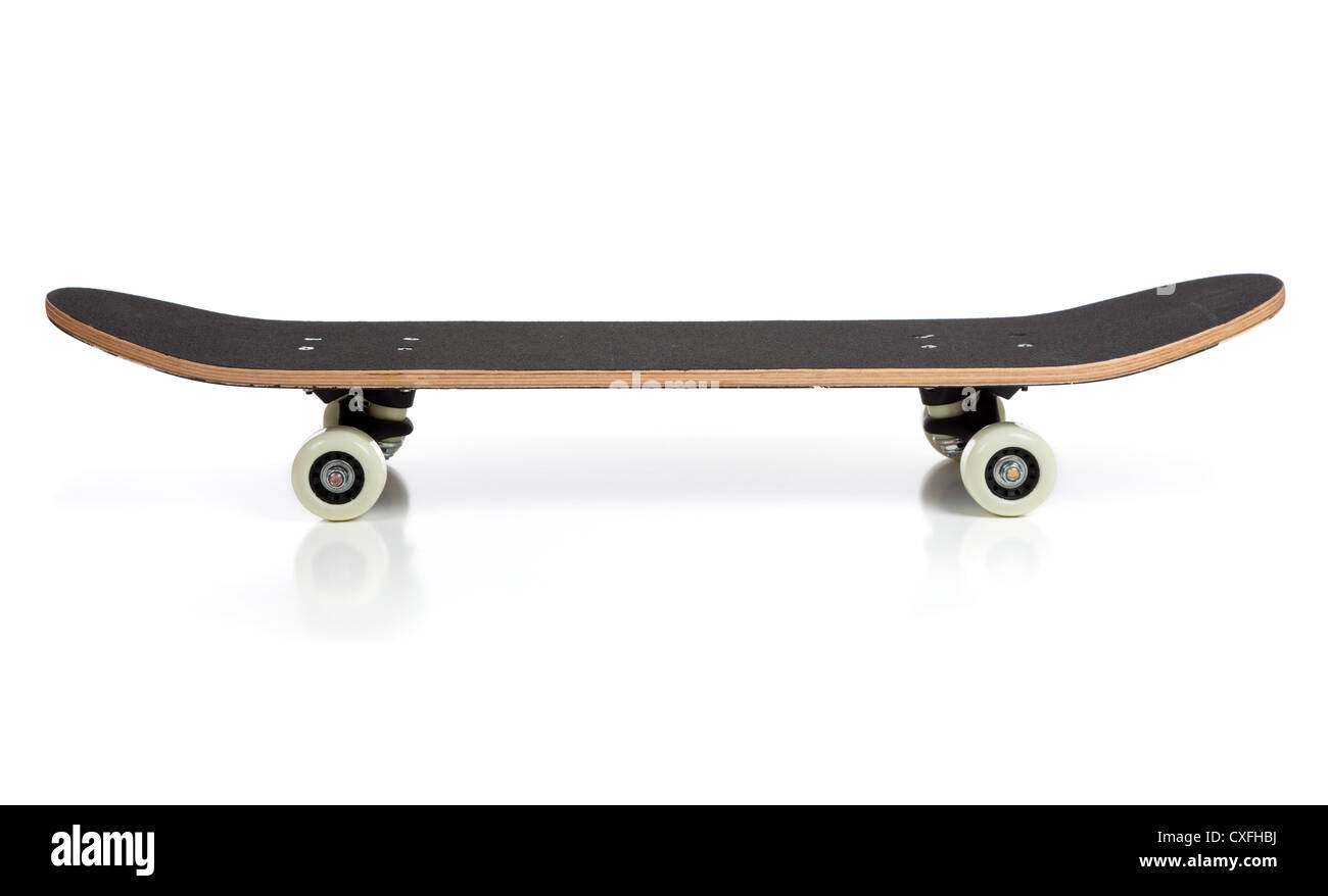 Un skateboard nero su sfondo bianco Foto Stock