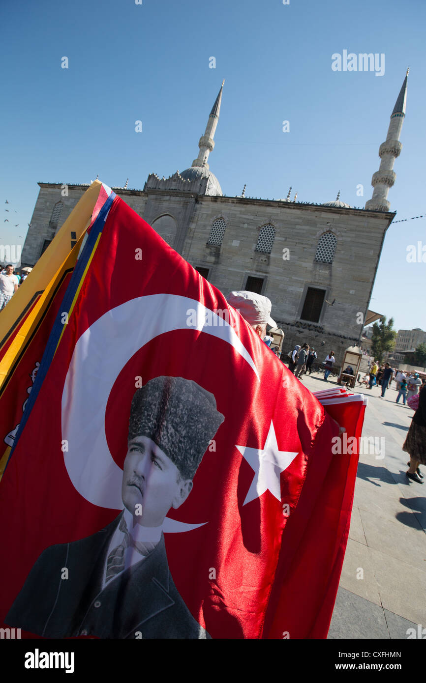 Bandiera venditore al di fuori della moschea Yeni, ad Istanbul in Turchia Foto Stock