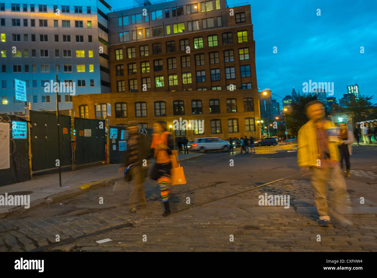 New York City, NY, STATI UNITI D'AMERICA, DUMBO Scena di strada di ciottoli, pietra, di notte, Brooklyn, Gentrification delle zone della città in noi Foto Stock