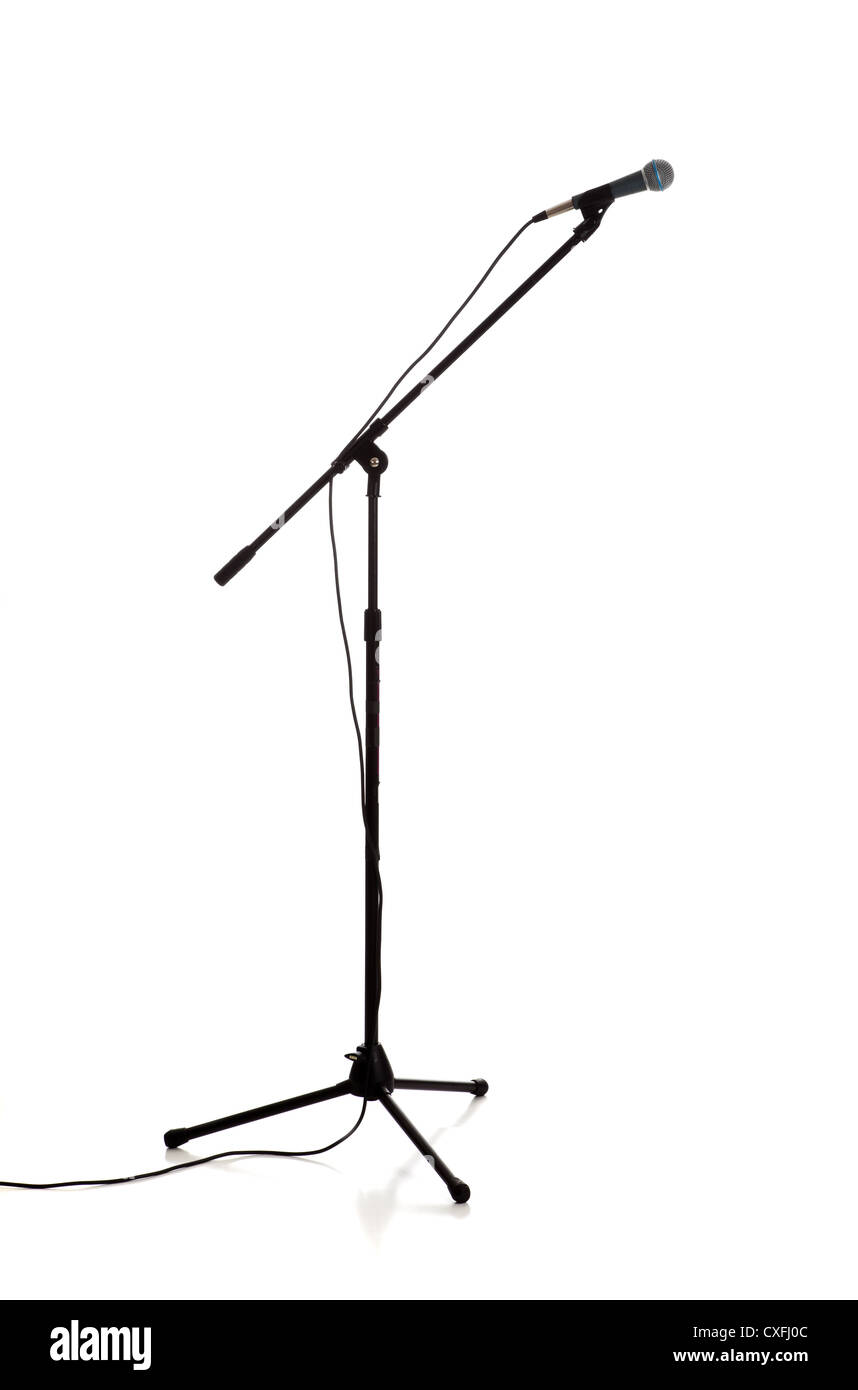 Un microfono su un cavalletto su sfondo bianco Foto Stock