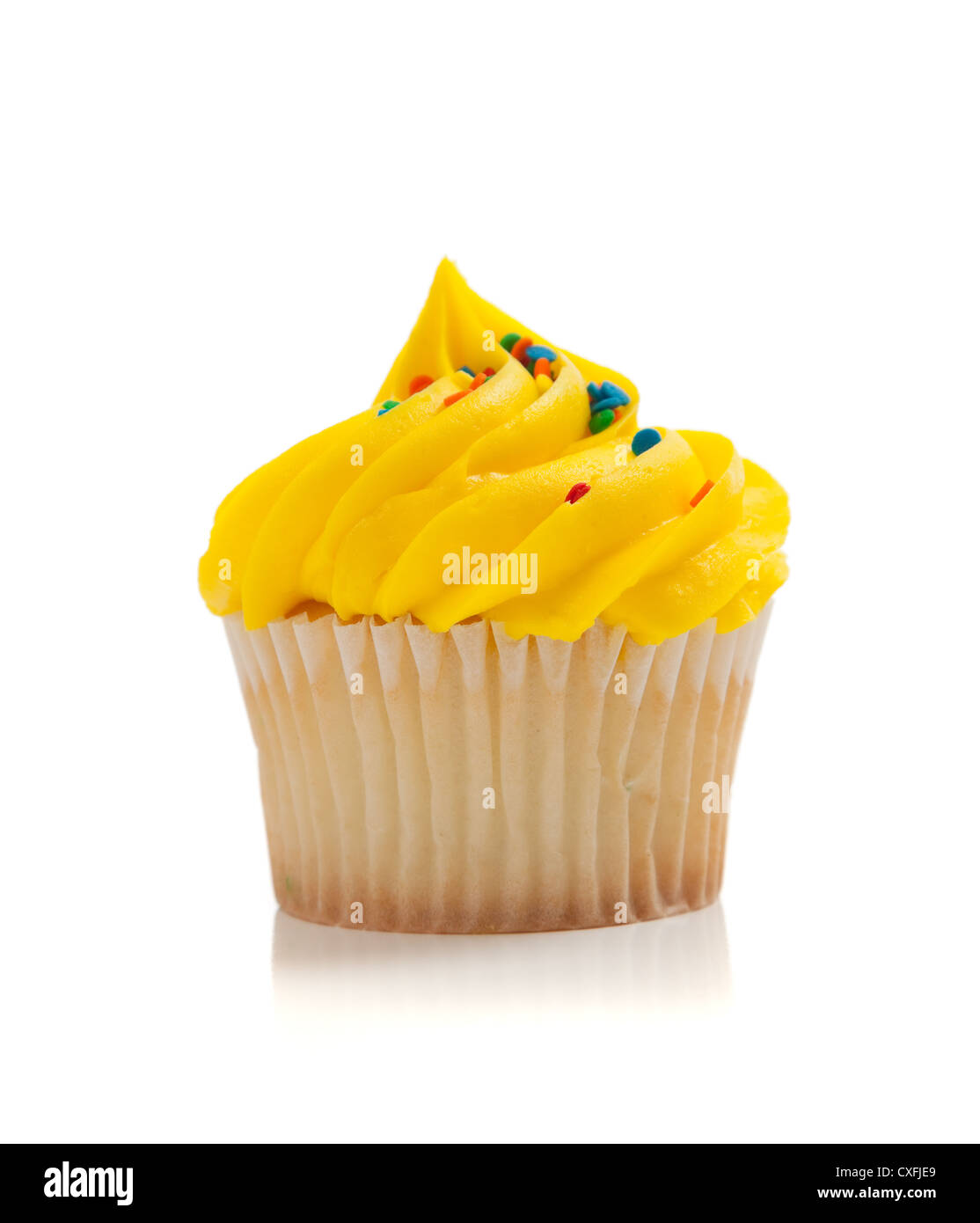Giallo cupcake smerigliato su sfondo bianco Foto Stock