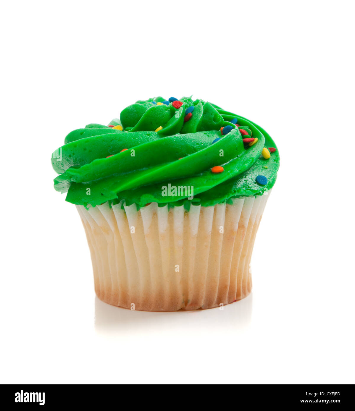 Un verde frosted cupcake su sfondo bianco Foto Stock