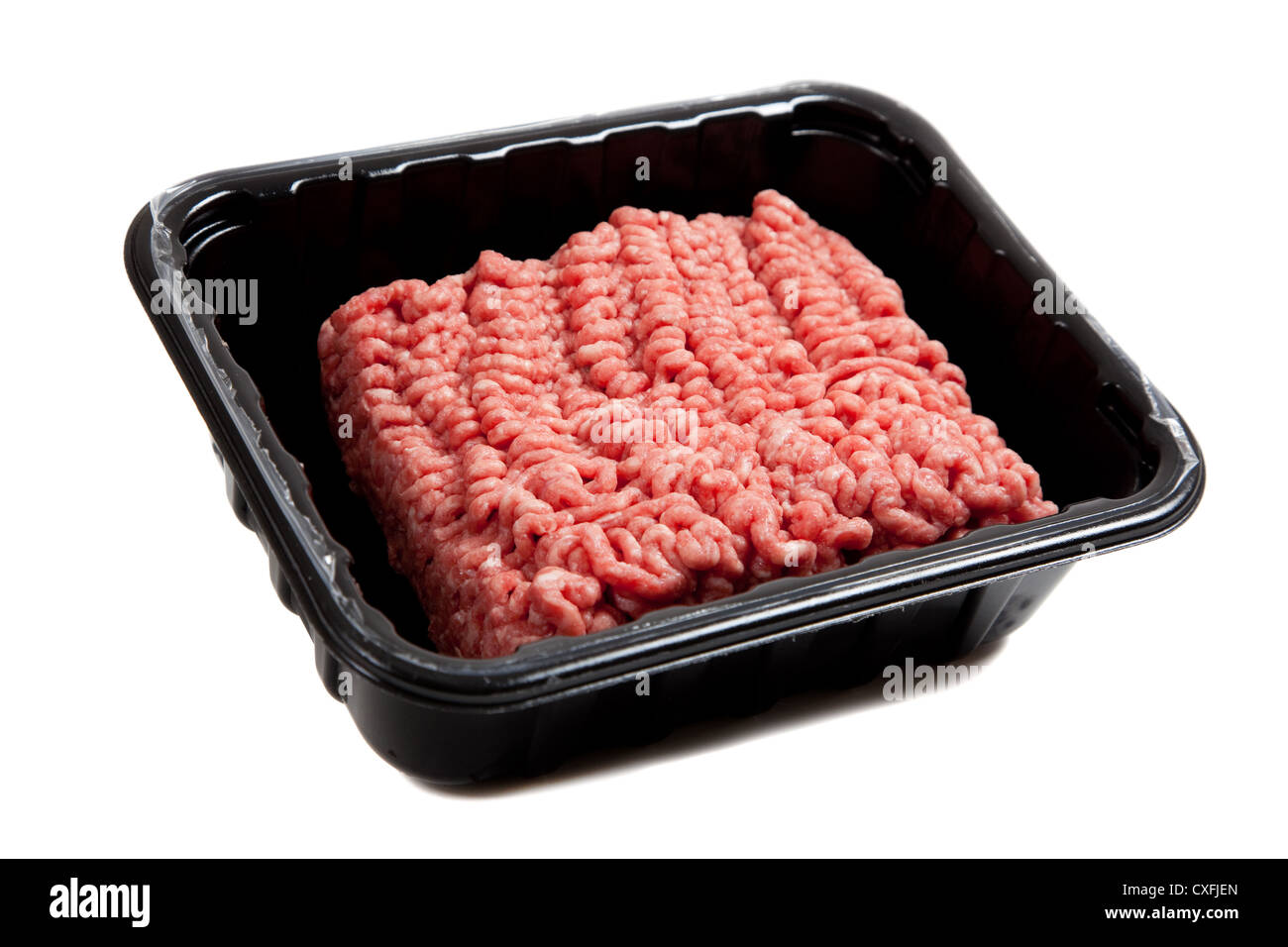 Materie hamburger di carne in un contenitore nero su sfondo bianco Foto Stock