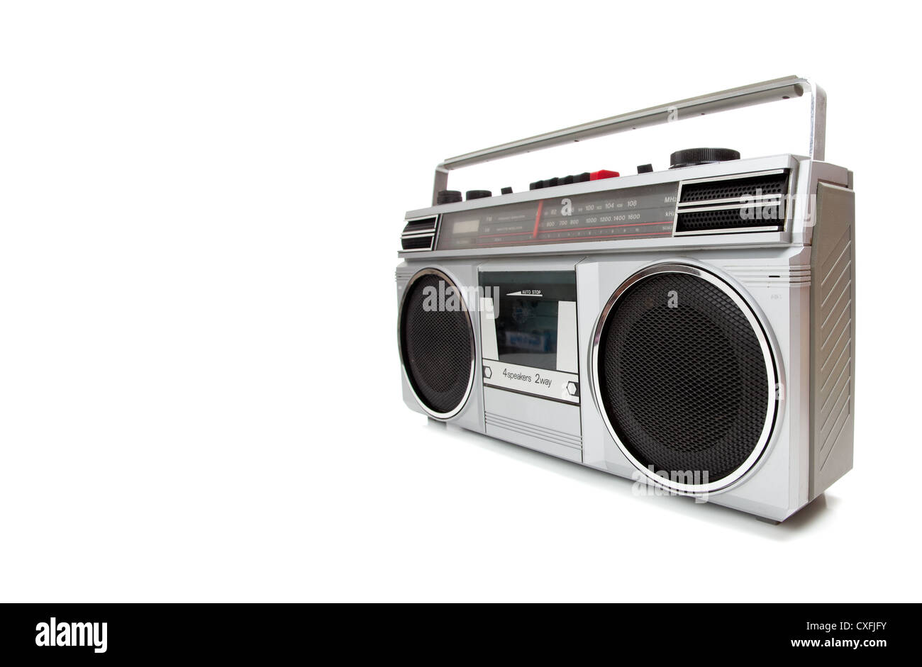 Vintage 80's boom box su sfondo bianco con spazio di copia Foto Stock