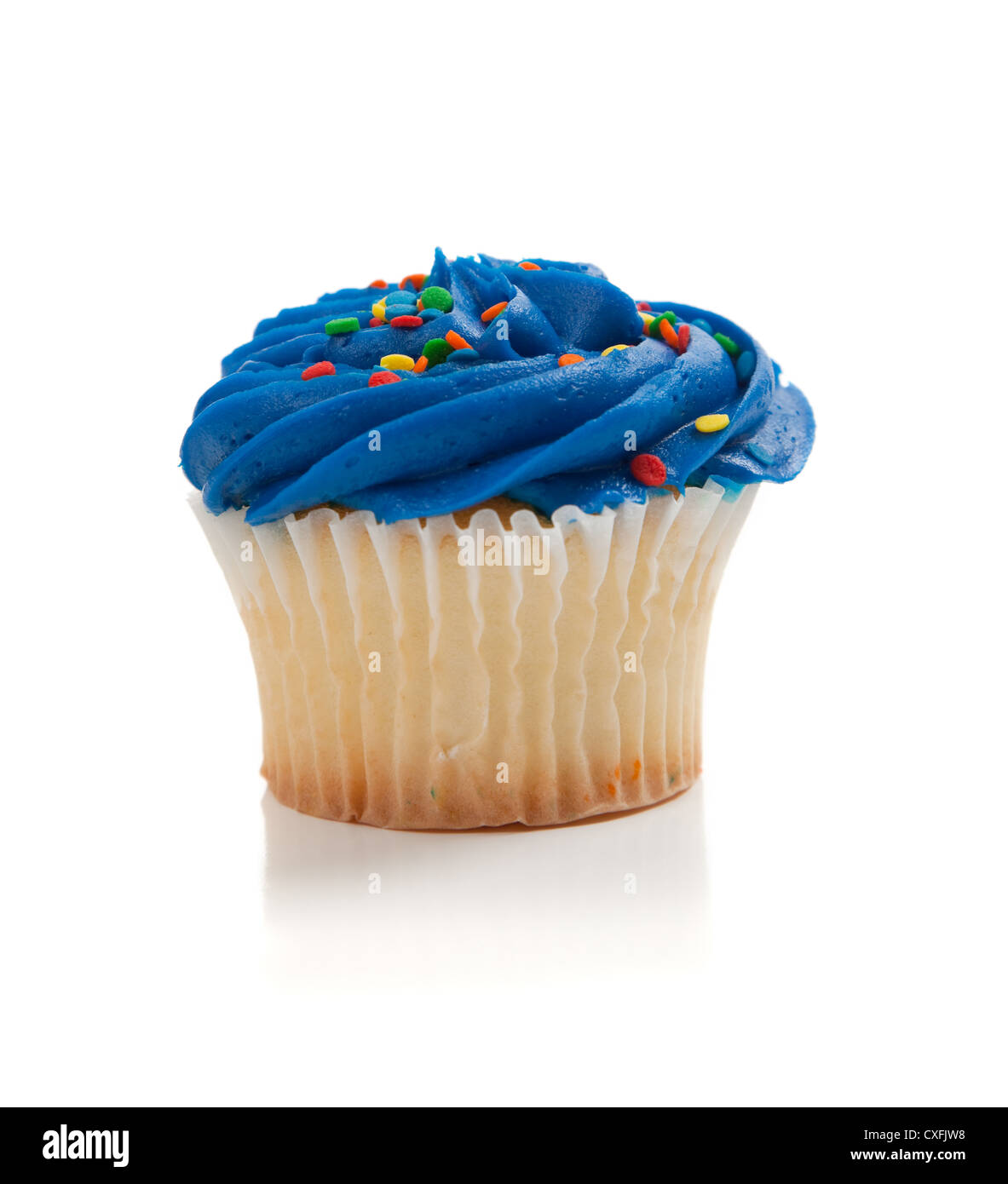 Blu Cupcake ghiacciata su sfondo bianco Foto Stock