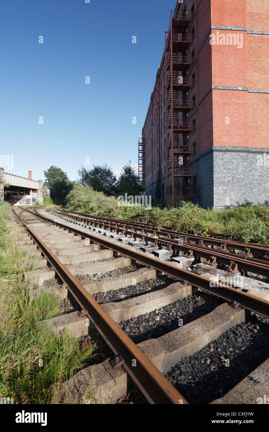 In disuso la linea ferroviaria e il magazzino, Bristol. Regno Unito. Foto Stock