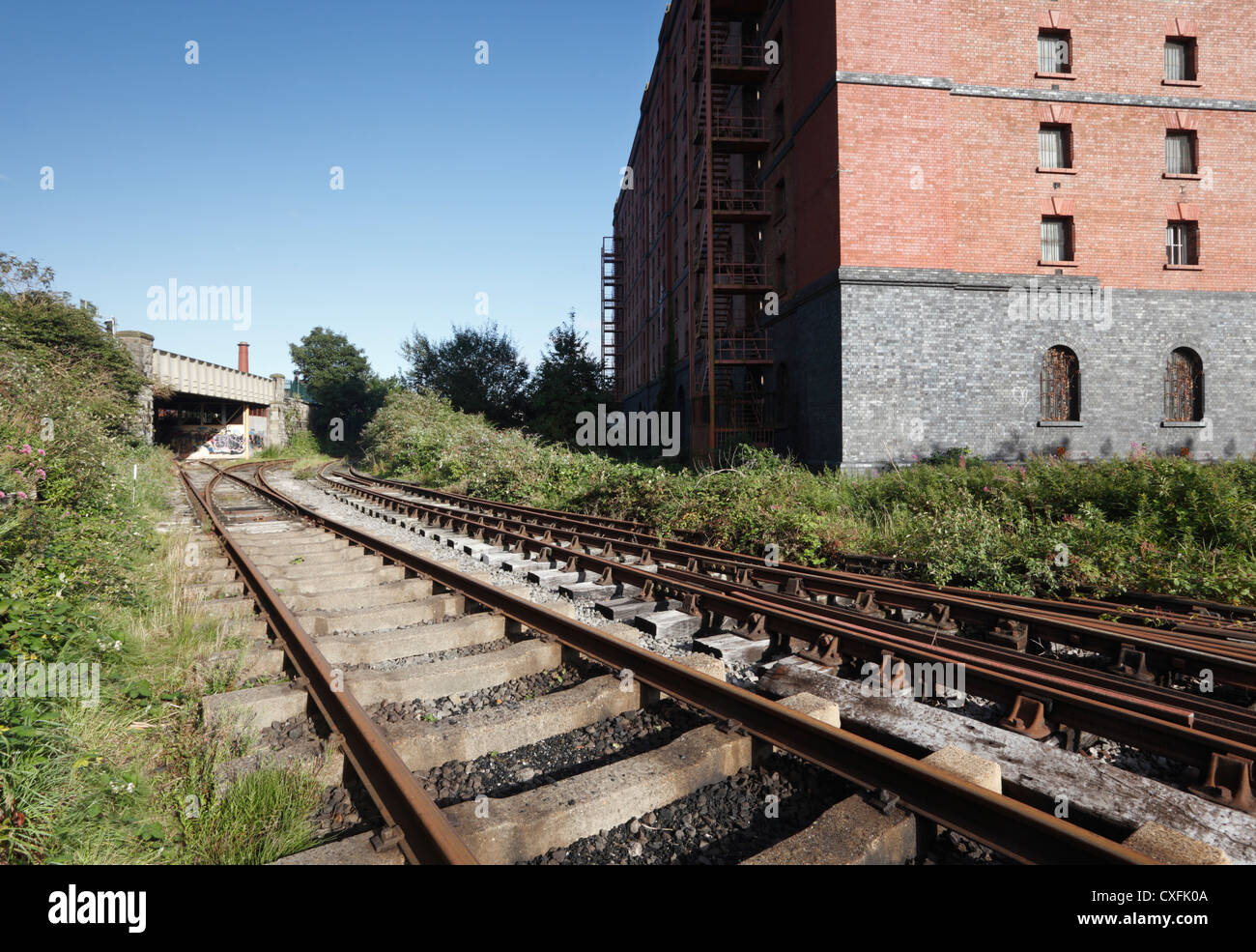 In disuso la linea ferroviaria e il magazzino, Bristol. Regno Unito. Foto Stock