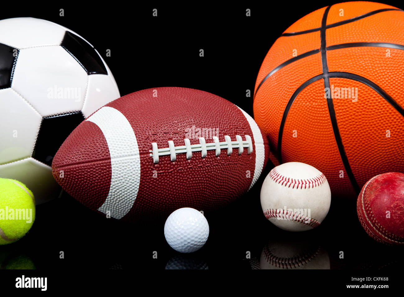 Assortiti palle sportive su sfondo nero Foto Stock