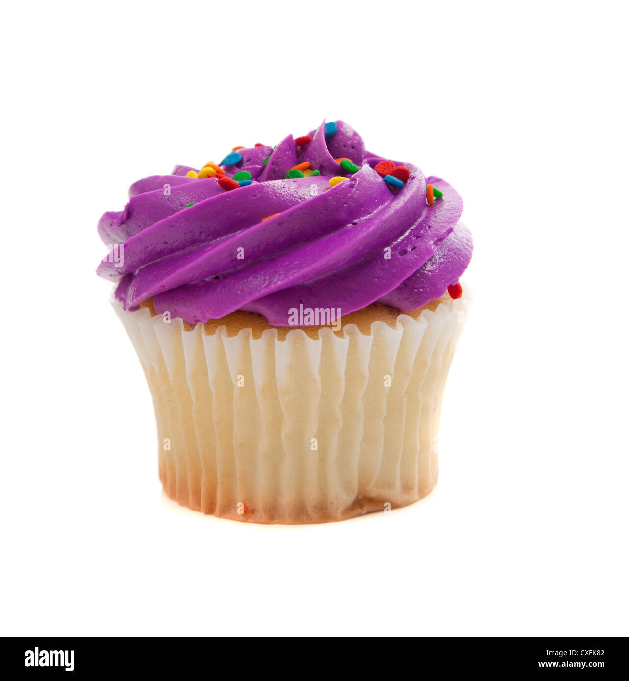 Un brillante viola cupcake su sfondo bianco Foto Stock