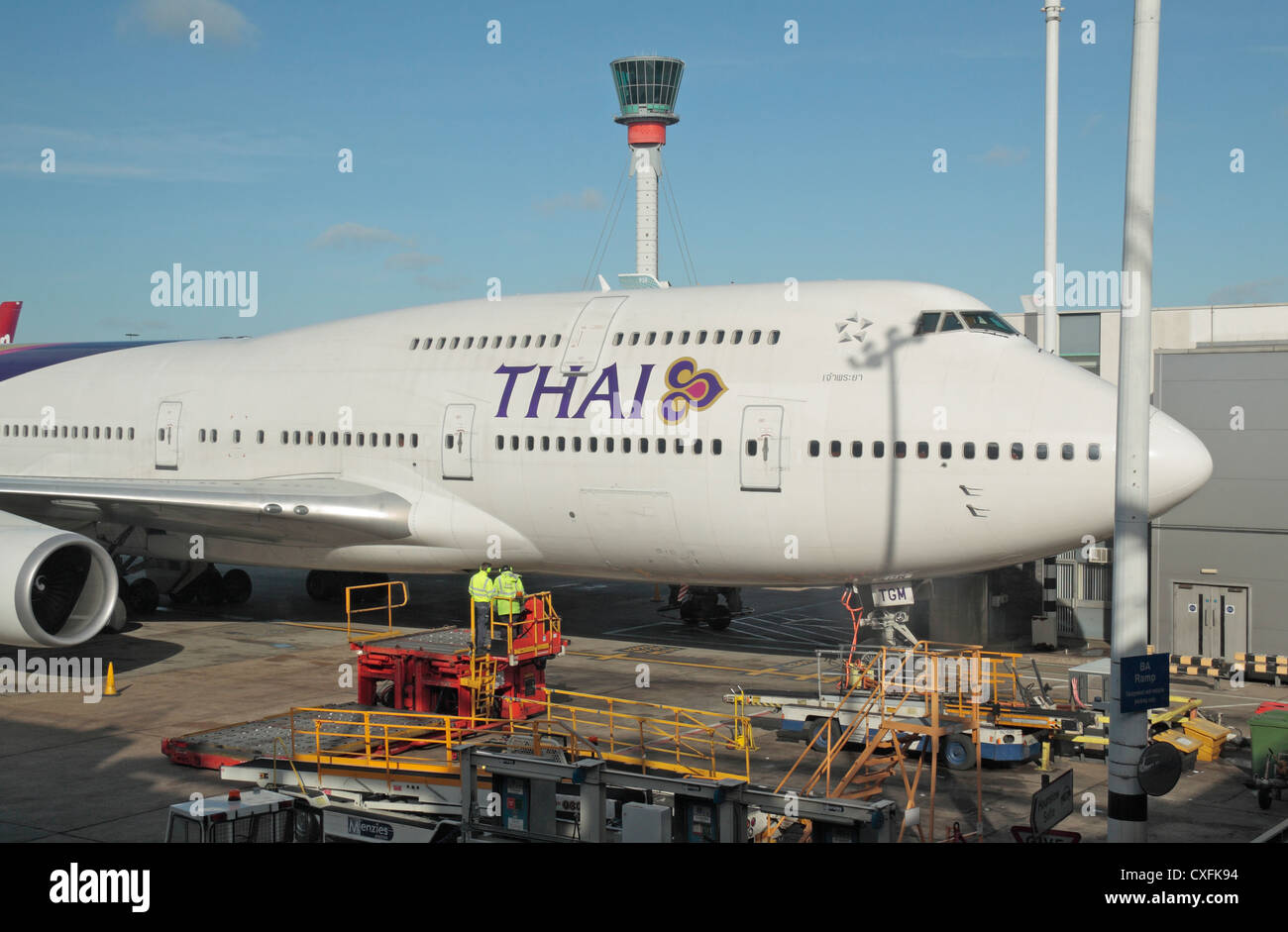 Thai Airways Boeing 747 parcheggiato a un terminale in aeroporto di Heathrow di Londra, Regno Unito. Foto Stock