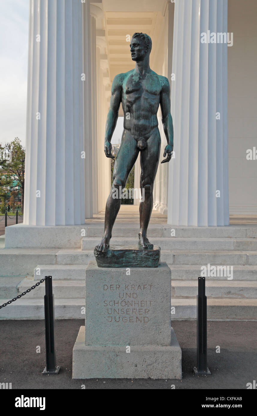 Statua di Theseus-Tempel dorico, una replica del Theseion in Atene, nel centro del Volksgarten, Vienna, Austria. Foto Stock