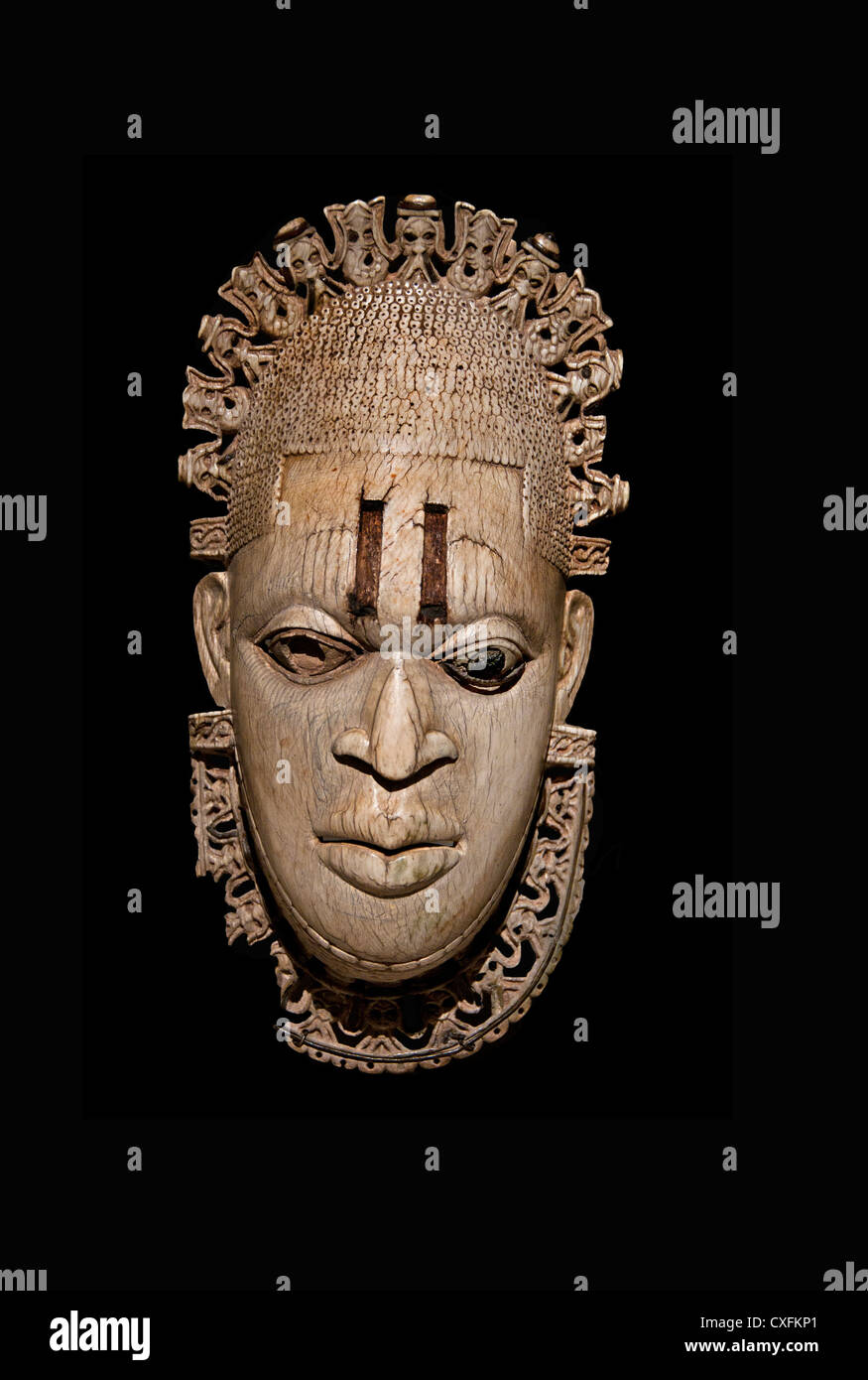 La regina madre pendente Iyoba maschera del XVI secolo la Nigeria corte di Benin cultura popoli Edo avorio 23,8 x 12,7 cm Africa Foto Stock