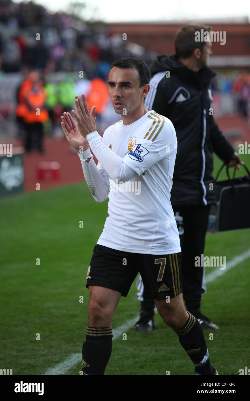 Swansea City player Leon Britton alla fine di un gioco di distanza a Stoke 2012. Foto Stock Swansea City player Leon Britton alla fine di un gioco di distanza a Stoke 2012. Foto Stock