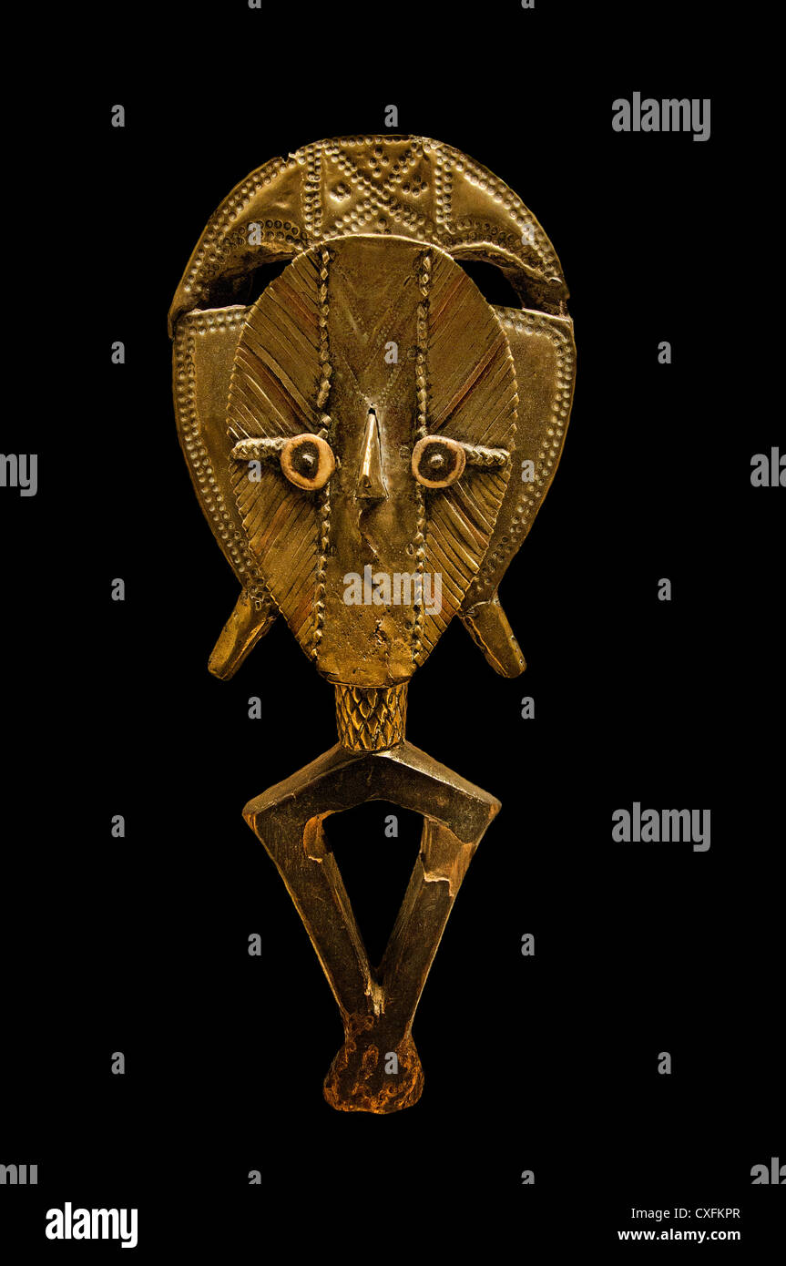 Elemento scultoreo da un reliquiario Ensemble del XIX secolo il Gabon Cultura Kota popoli ottone legno Avorio 42cm Africa Foto Stock