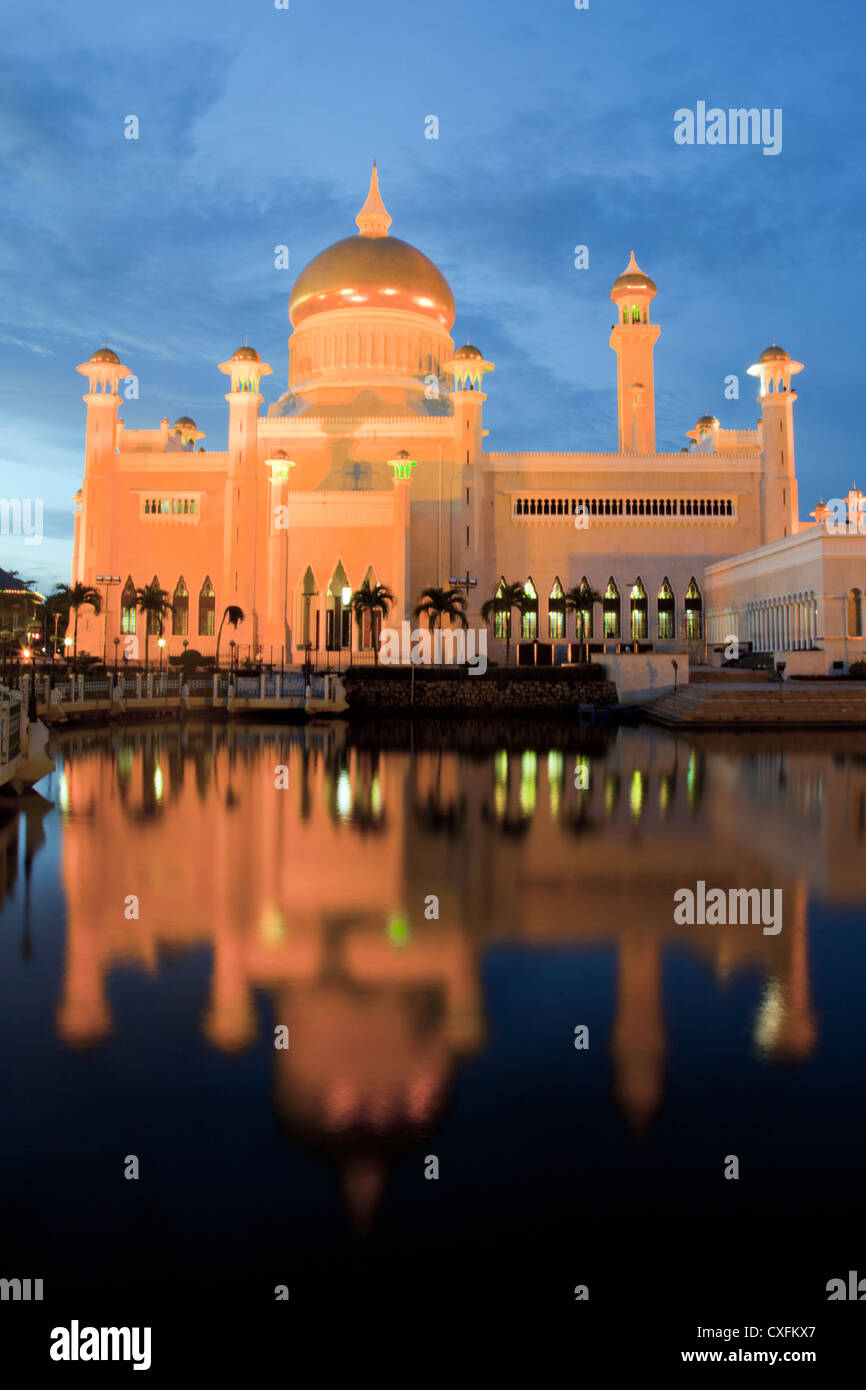 Tramonto al sultano Omar Ali Saifuddin Moschea, Bandar Seri Begawan, Brunei Foto Stock