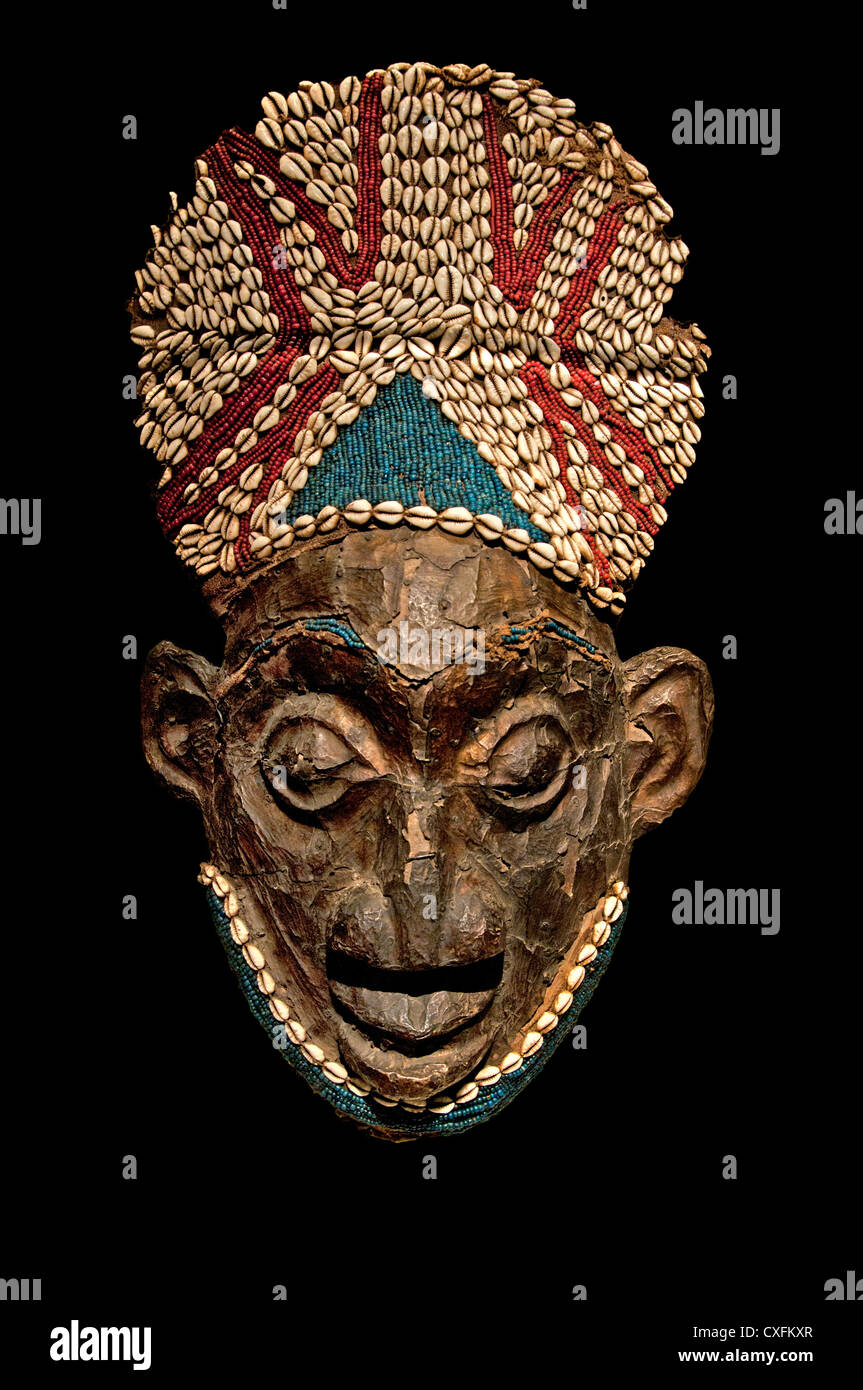 Casco Mask prima 1880 Cameroon Grassfields Bamum unito medie: legno rame rafia glassbeads cowrie gusci 66cm Africa Foto Stock
