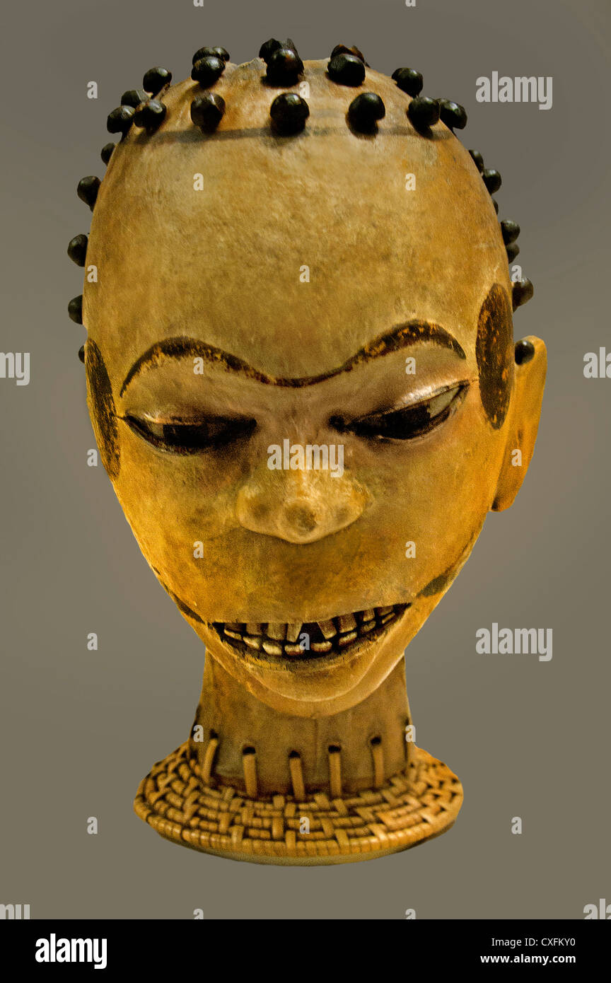 Copricapo del XIX secolo la Nigeria abbassare Cross River Ejagham popoli cuoio Legno Metallo Fibra ossea pigmento 28 cm in Africa Foto Stock