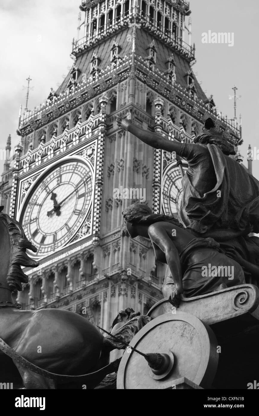 La statua di Boadicea, in Westminster, con Big Ben in background Foto Stock