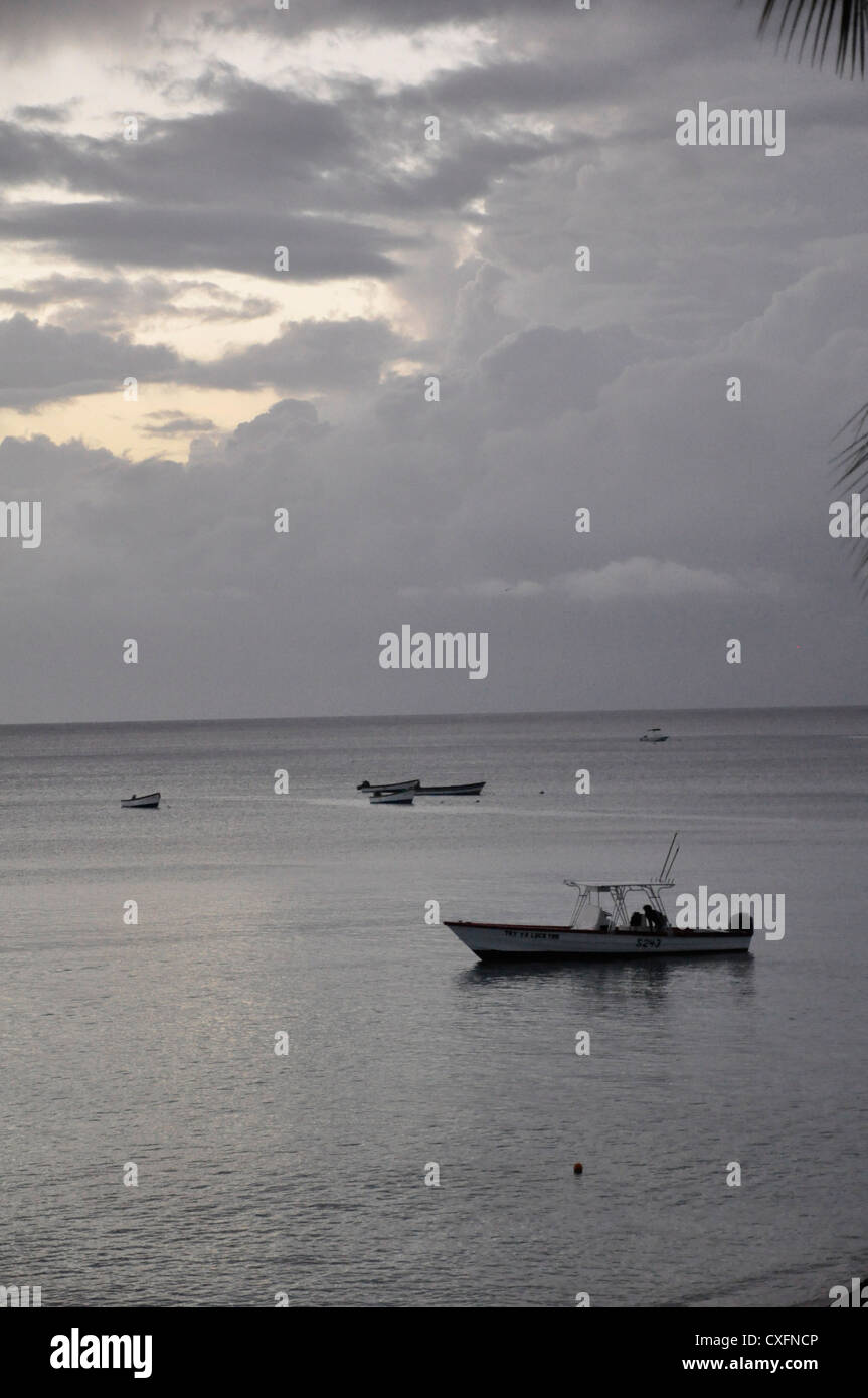 Barbados, barche da pesca, sera, monocromatica Foto Stock