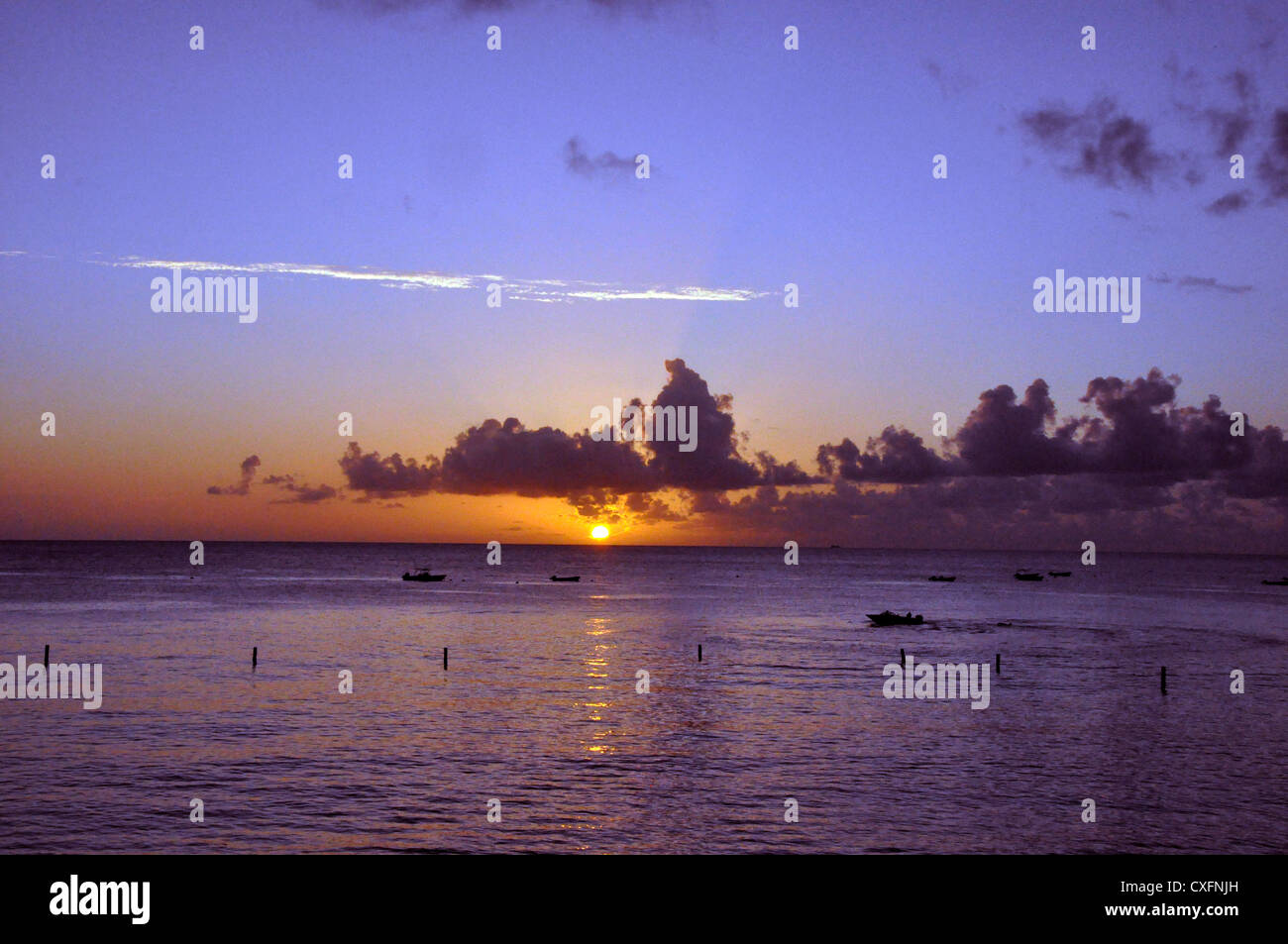 Barbados tramonto tropicale moody nuvole romantico Foto Stock