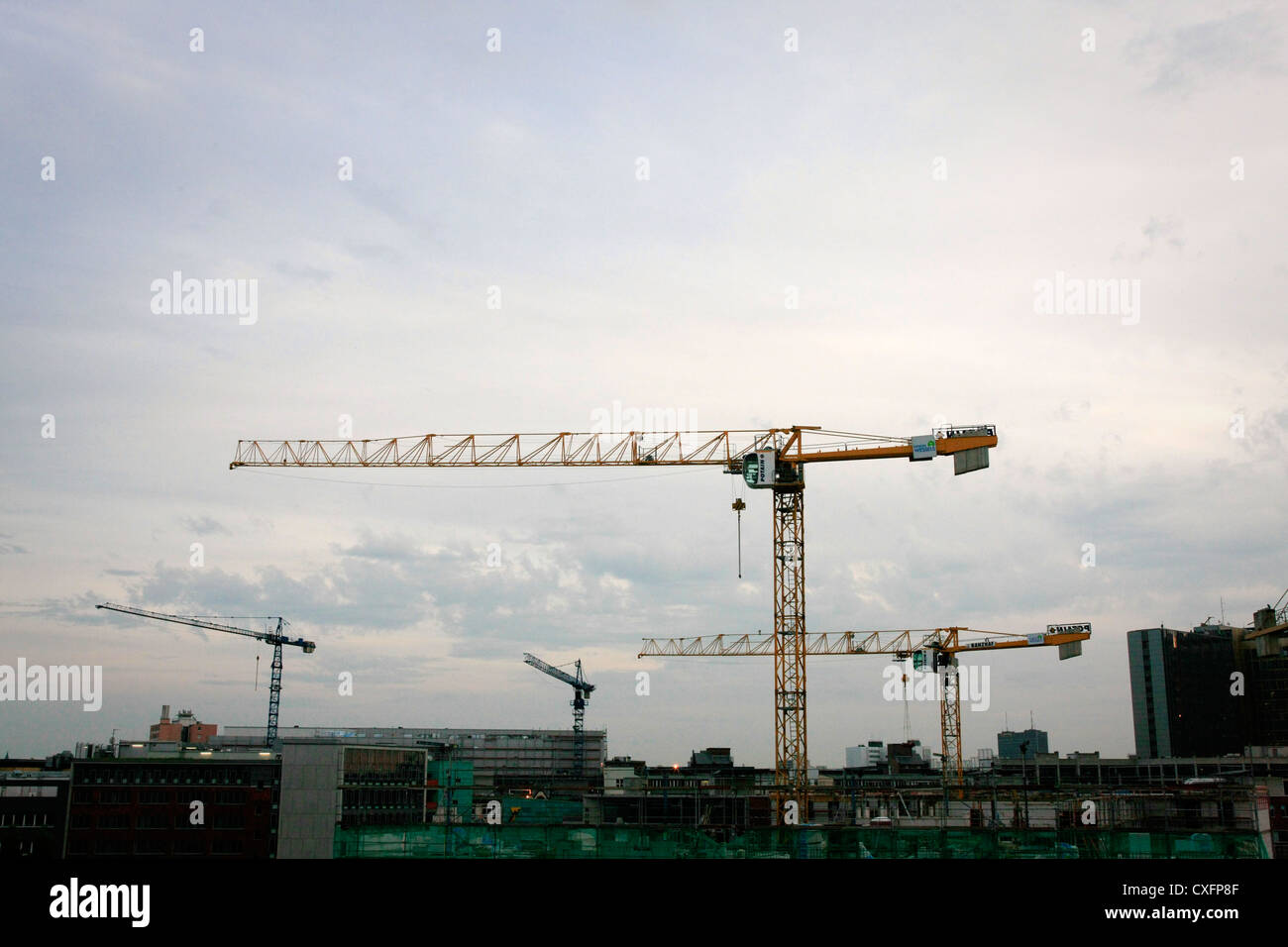 Maggiori costruzioni in corso nella vecchia Berlino Est della Germania Foto Stock