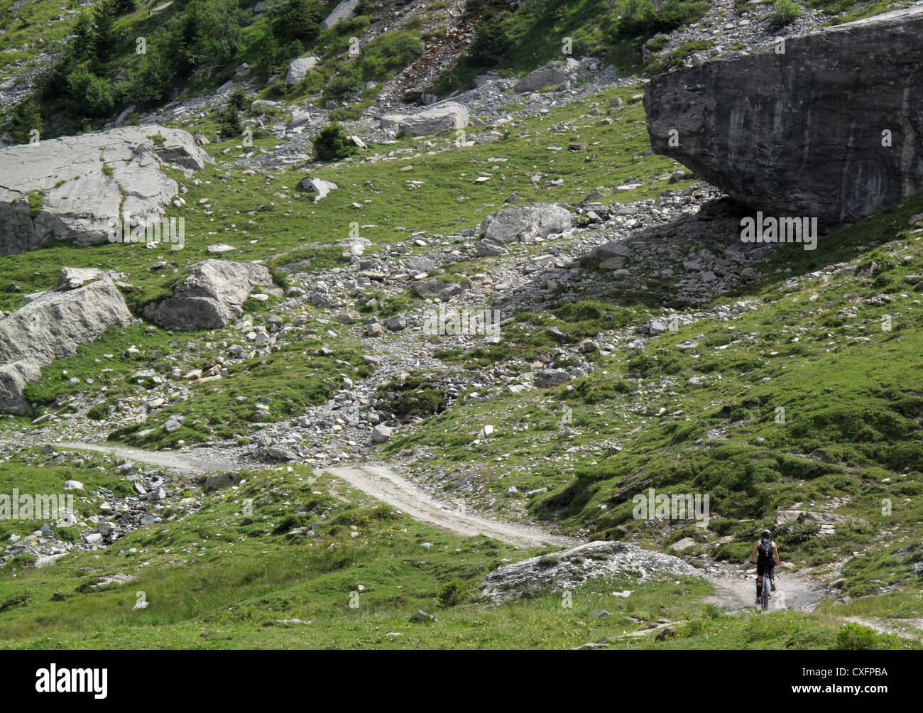 Un mountain biker segue un sentiero vicino a Sixt Fer A Cheval in Gran Massiccio regione delle Alpi francesi Foto Stock