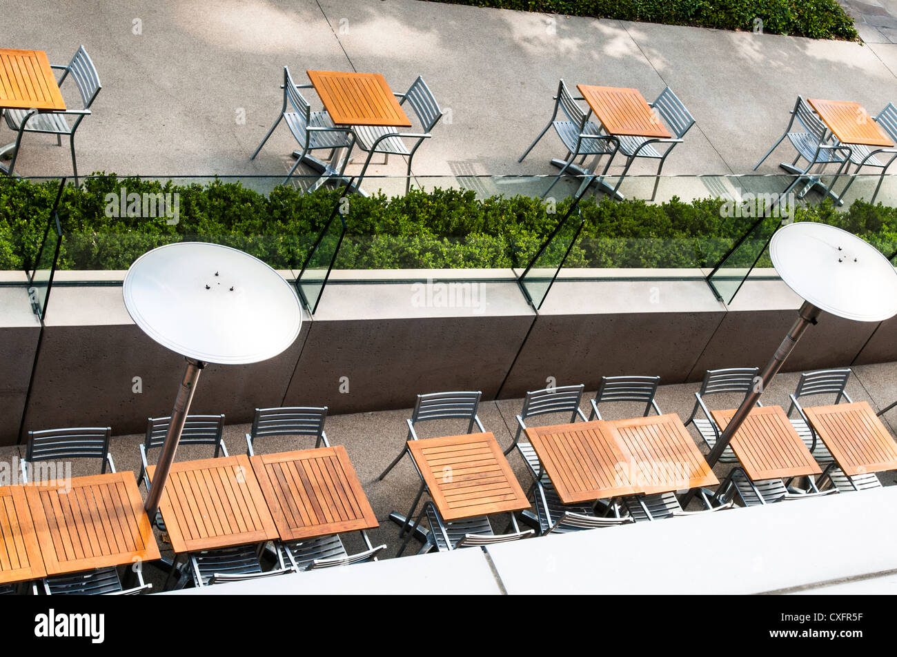 Cafe Plaza con tavoli di legno in Century Plaza di Los Angeles Foto Stock