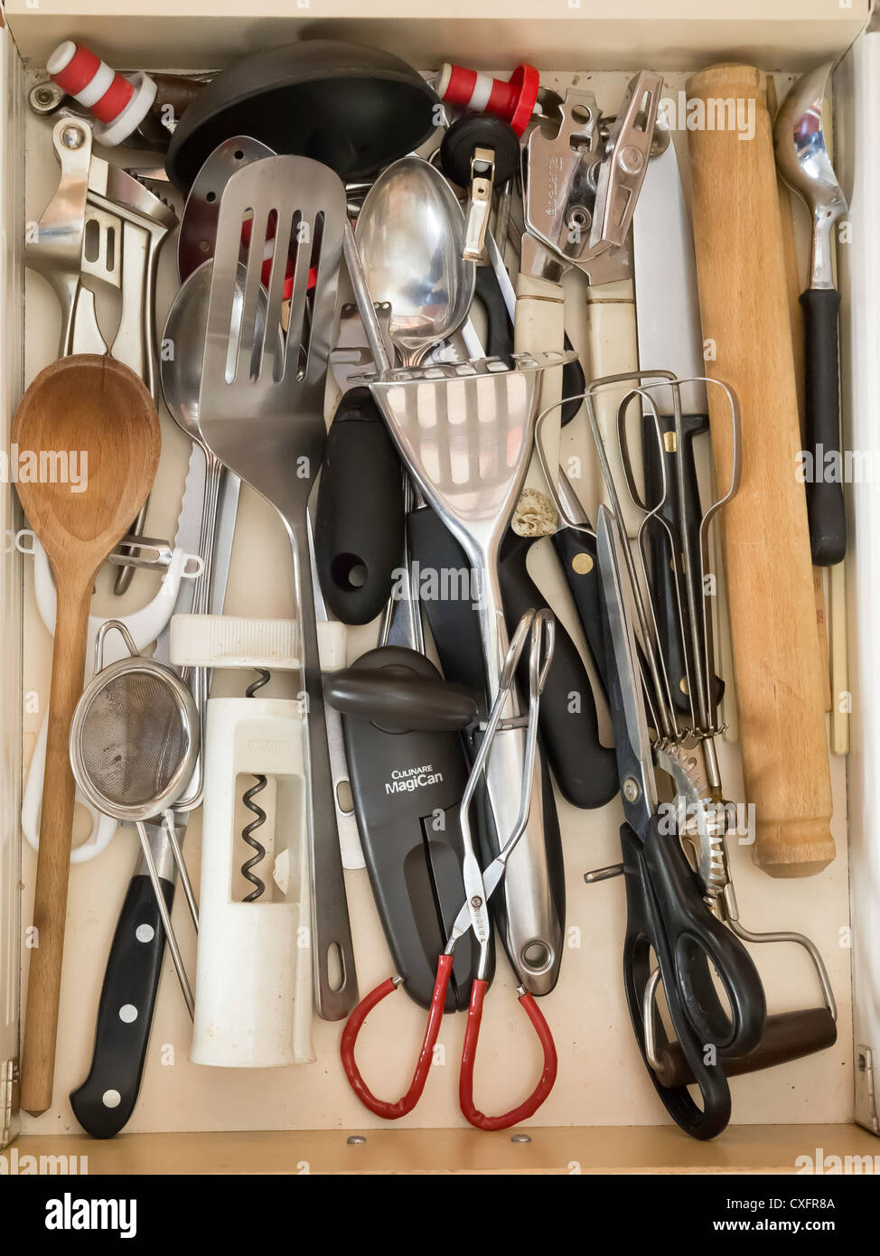 Un domestico home cucina cassetto riempita con una collezione di utensili da cucina Foto Stock