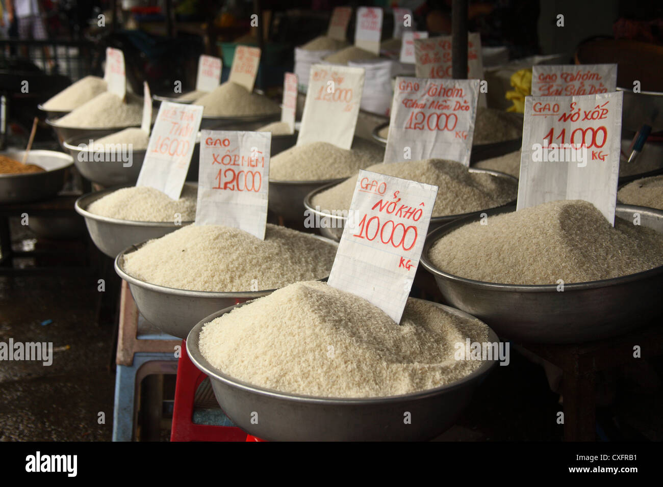 Varietà di riso al mercato locale in Vietnam Foto Stock