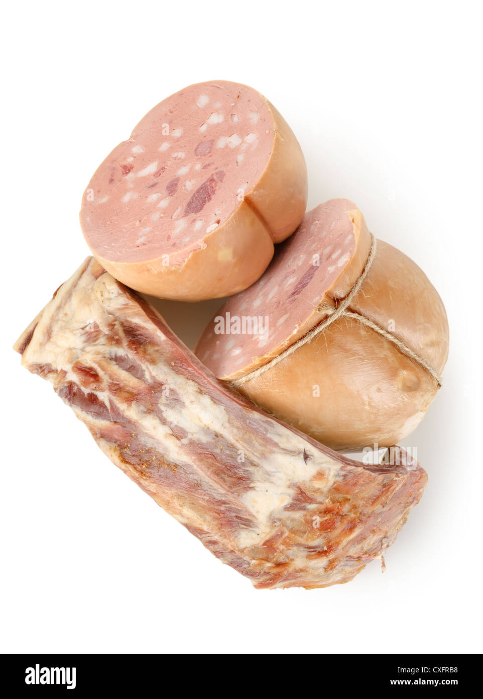 Cuocere le salsicce e il fat isolato su uno sfondo bianco Foto Stock