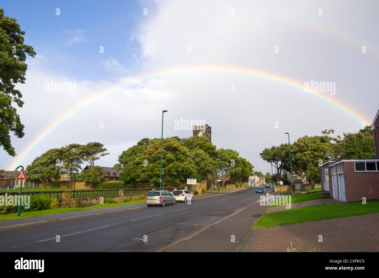 St Marks chiesa di Inghilterra Marske dal mare Cleveland con un doppio arcobaleno Foto Stock