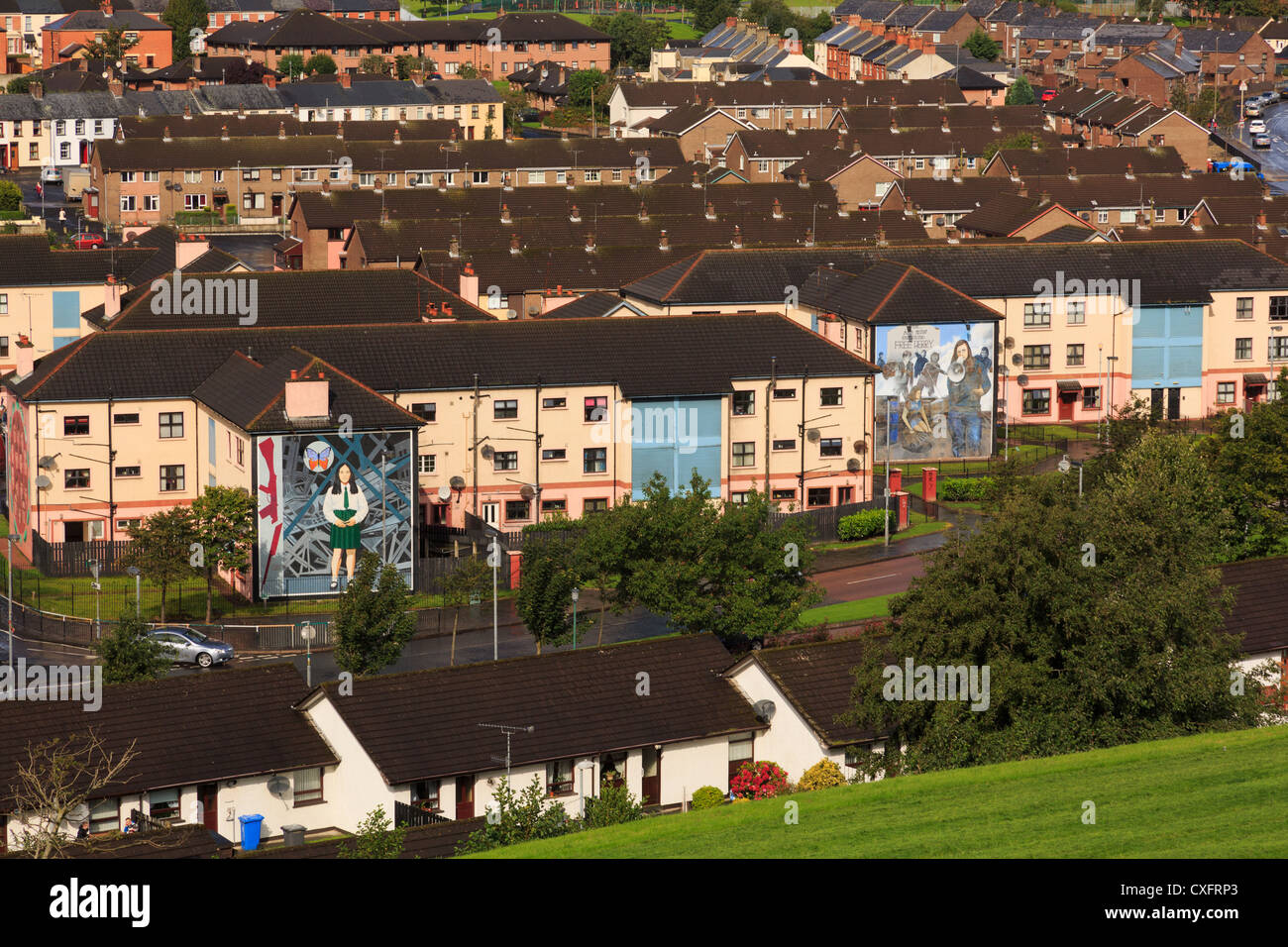 Alta Vista Bogside cattolica o area nazionalista di città con murales sulle case in Derry Co Londonderry Irlanda del Nord Regno Unito Foto Stock