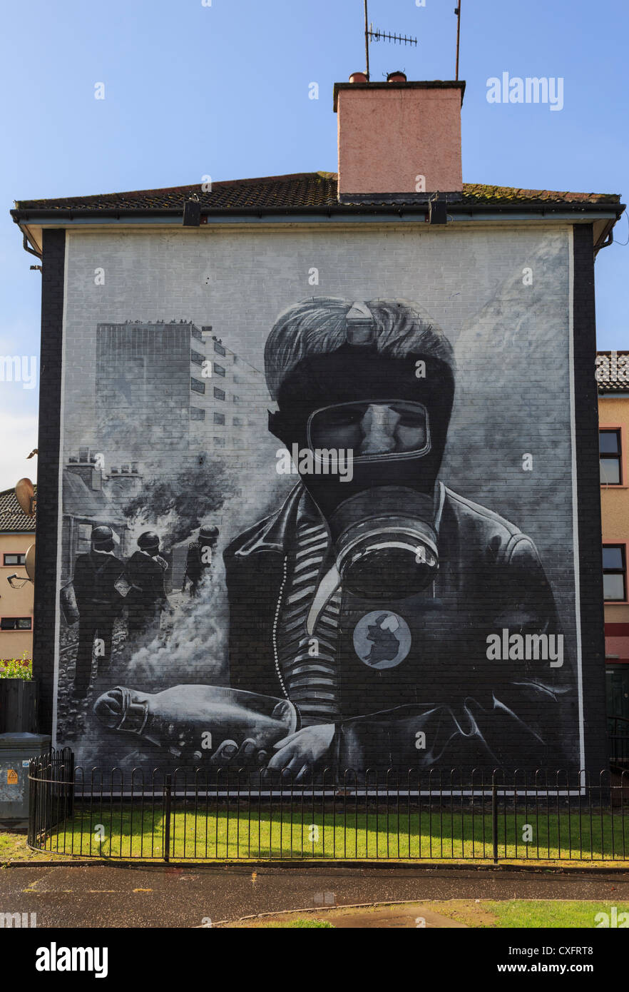 Scena di strada con benzina Bomber dipinta sul lato di una casa come parte delle persone le gallery da Bogside artisti in Derry Co Londonderry Irlanda Regno Unito Foto Stock