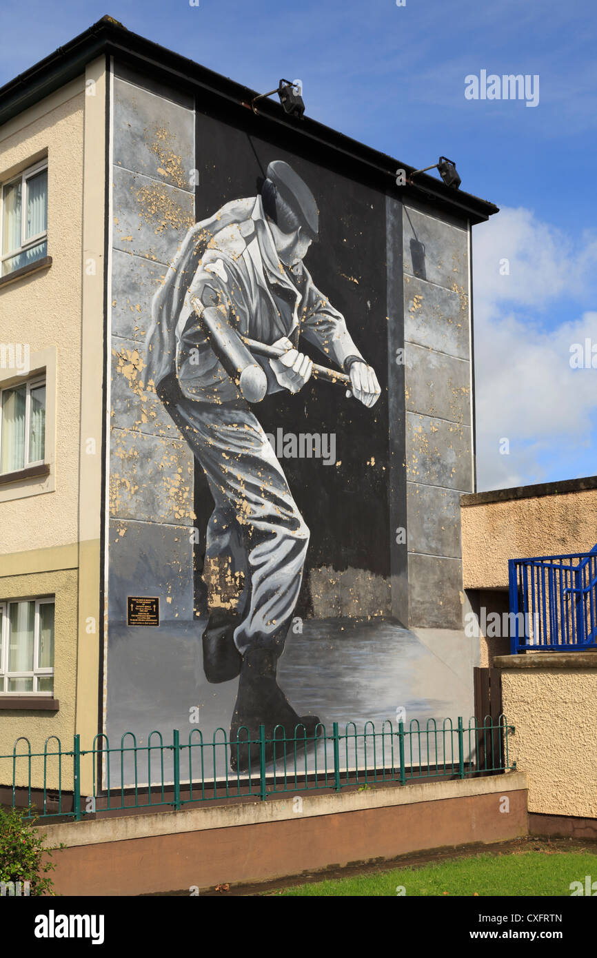 Scena di strada con funzionamento Motorman murale dipinto su una casa come parte delle persone le gallery da Bogside artisti in Derry Co Londonderry Irlanda Regno Unito Foto Stock