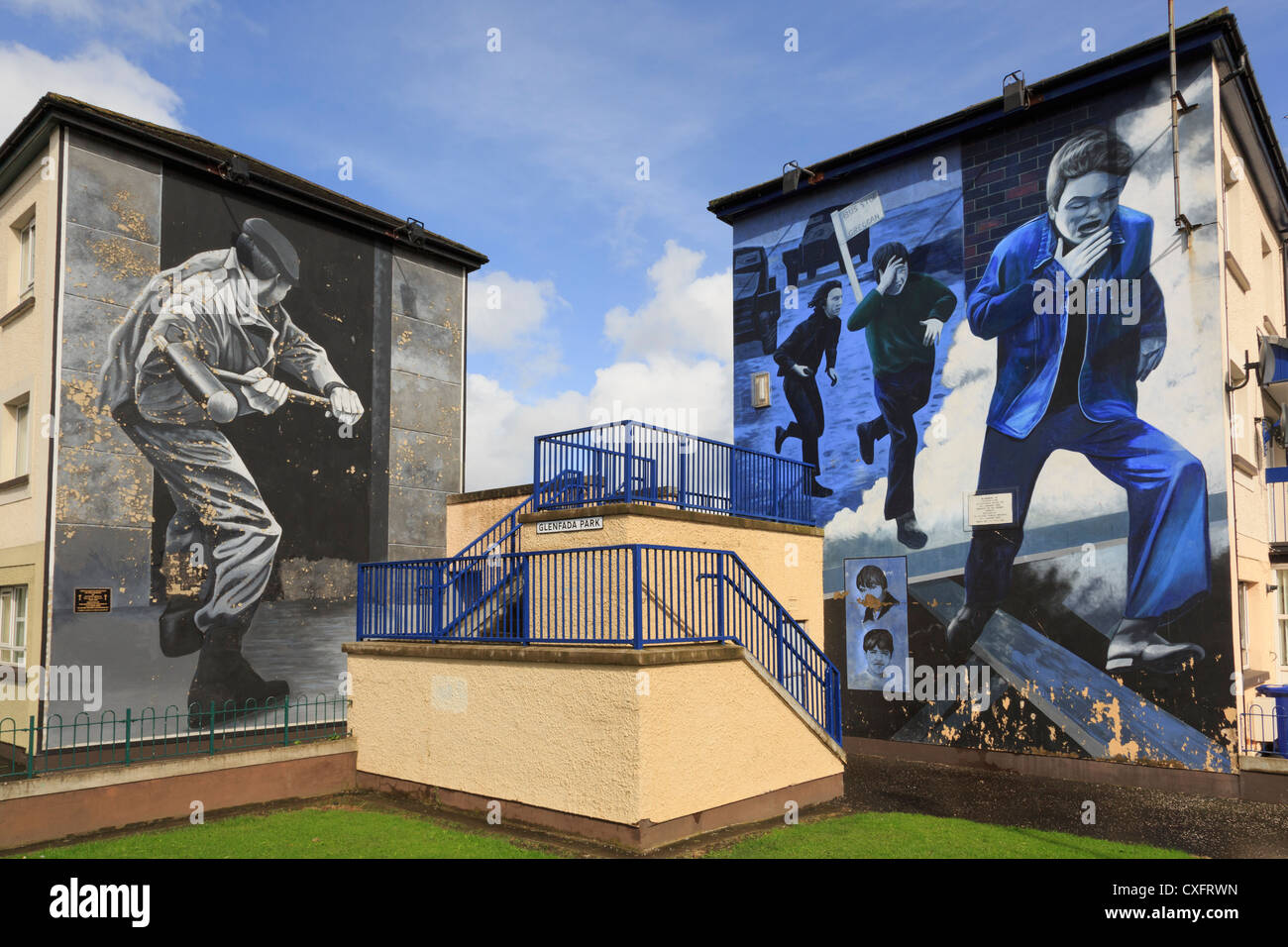 Murales dipinti sul lato di una casa come parte delle persone le gallery da Bogside artisti in Derry Co Londonderry Irlanda del Nord Regno Unito Foto Stock
