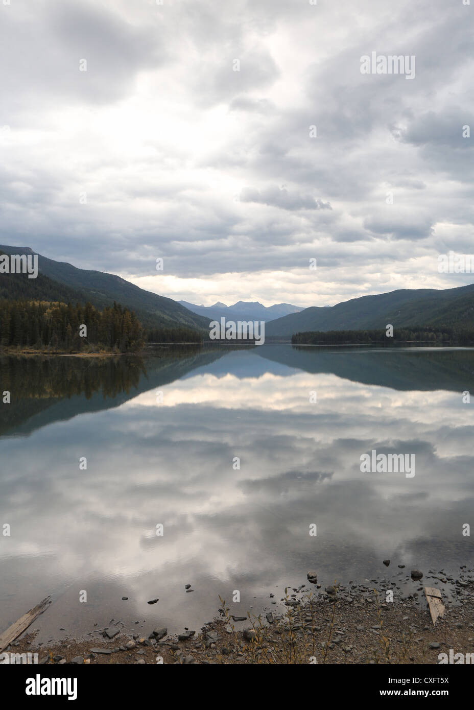 Yellowhead lago della Columbia britannica in Canada con il riflesso del cielo Foto Stock