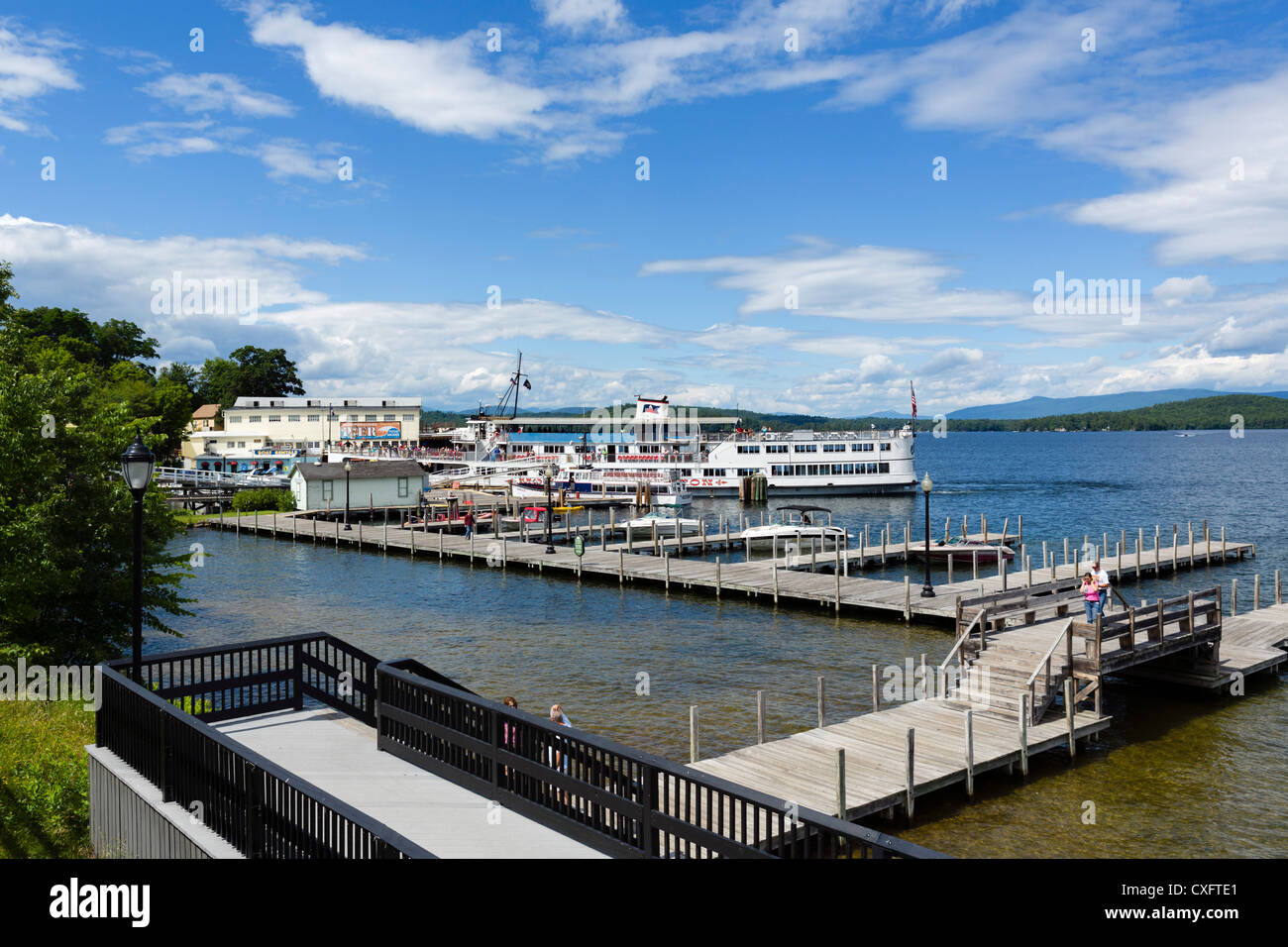 Dock di sbarramenti spiaggia sul lago Winnipesaukee con il M/S Mount Washington ormeggiata in background, Regione dei Laghi, New Hampshire, STATI UNITI D'AMERICA Foto Stock