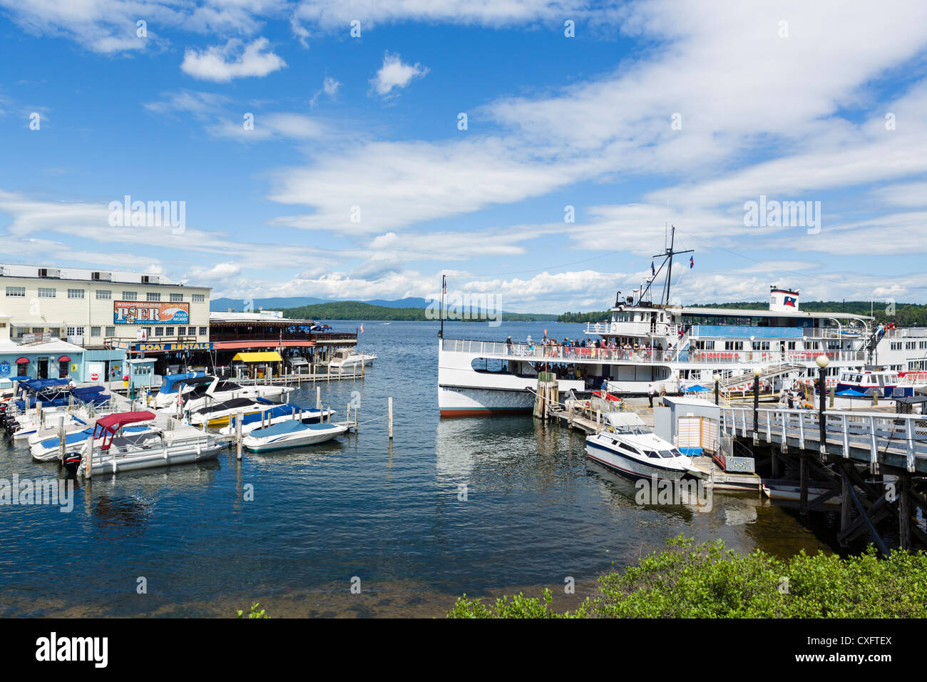 M/S Mount Washington crociera sul lago in barca e sbarramenti Beach Pier, il lago Winnipesaukee, Regione dei Laghi, New Hampshire, STATI UNITI D'AMERICA Foto Stock