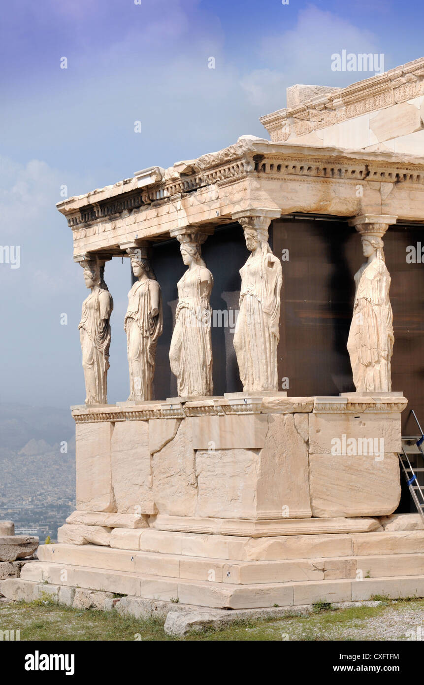 L'Eretteo tempio con il Portico delle Cariatidi sull'Acropoli di Atene, Grecia Foto Stock