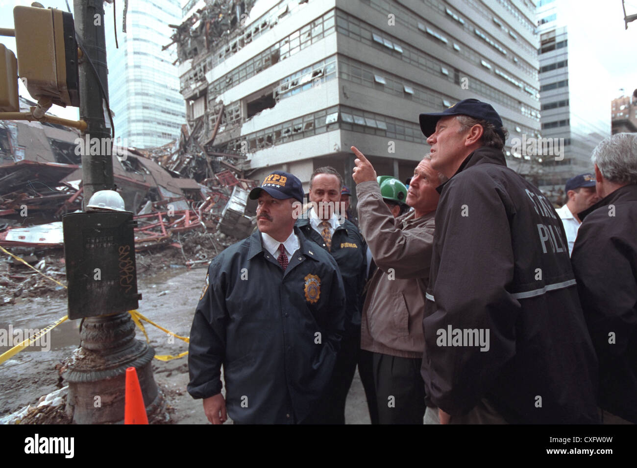 Il Presidente degli Stati Uniti George W. Bush opinioni danni presso il sito del distrutto il World Trade Center Settembre 14, 2001 a New York City. Con bussola da sinistra sono: New York City Polizia Bernie Kerik, Sen. Chuck Schumer, e New York Gov. George Pataki. Foto Stock