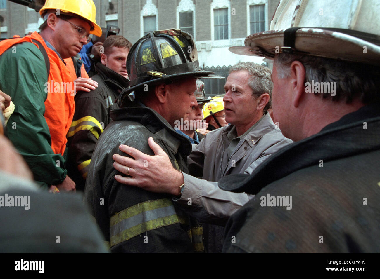 Il Presidente degli Stati Uniti George W. Bush abbraccia una soccorritori in distrutto il World Trade Center Settembre 14, 2001 a New York City. Bussola di recupero indirizzata ai lavoratori e raccolse la nazione a seguito di attentati terroristici. Foto Stock